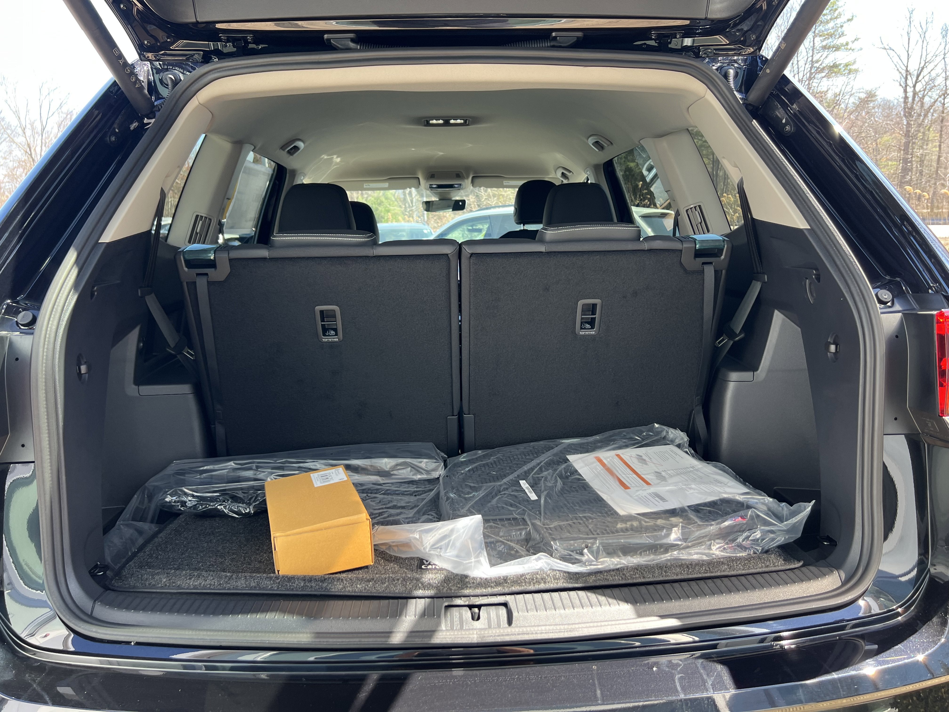2026 Volkswagen Atlas 2.0T SE w/Technology w/captains chairs and black wheel package