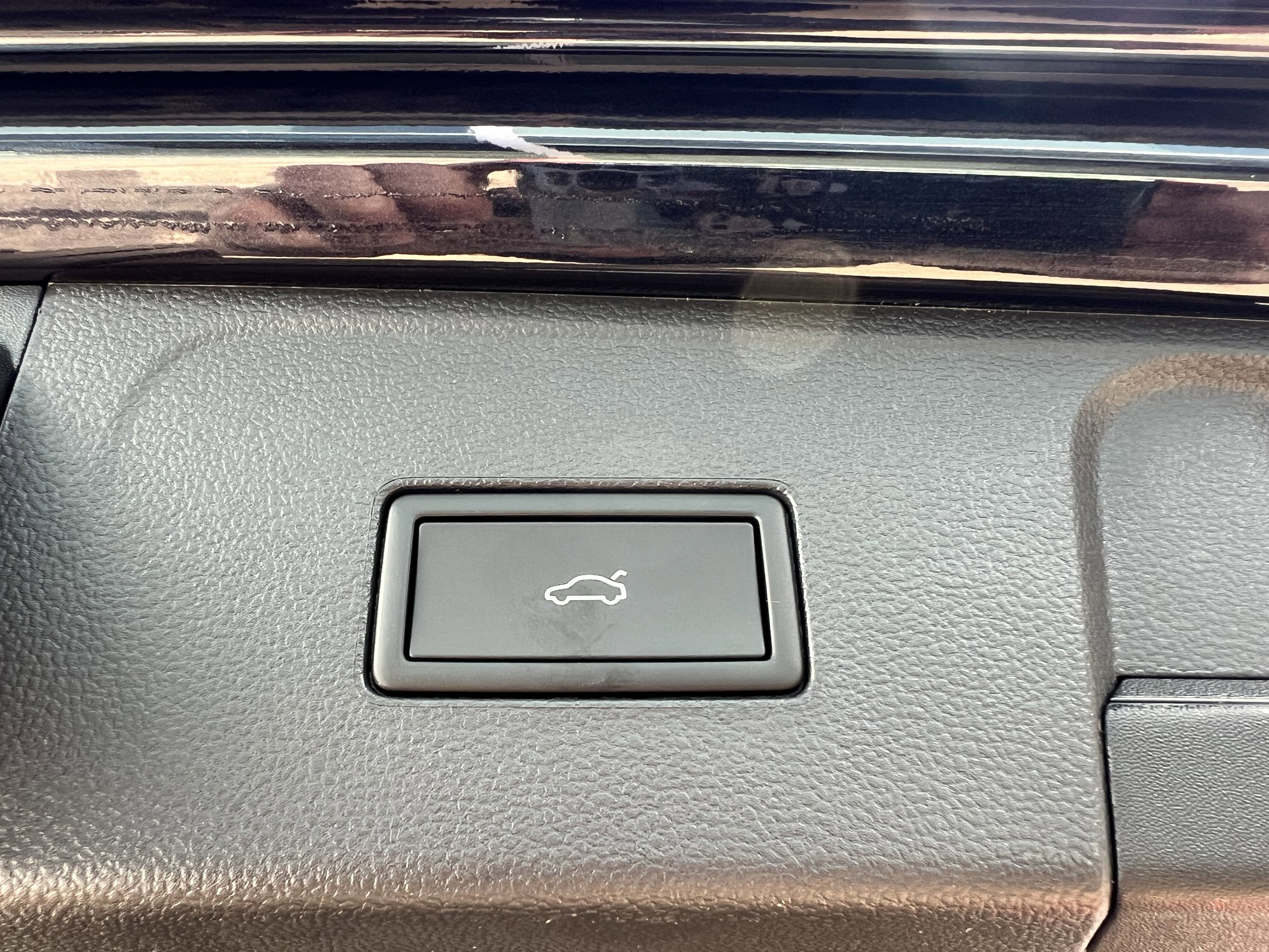 2026 Volkswagen Atlas 2.0T SE w/Technology w/captains chairs and black wheel package