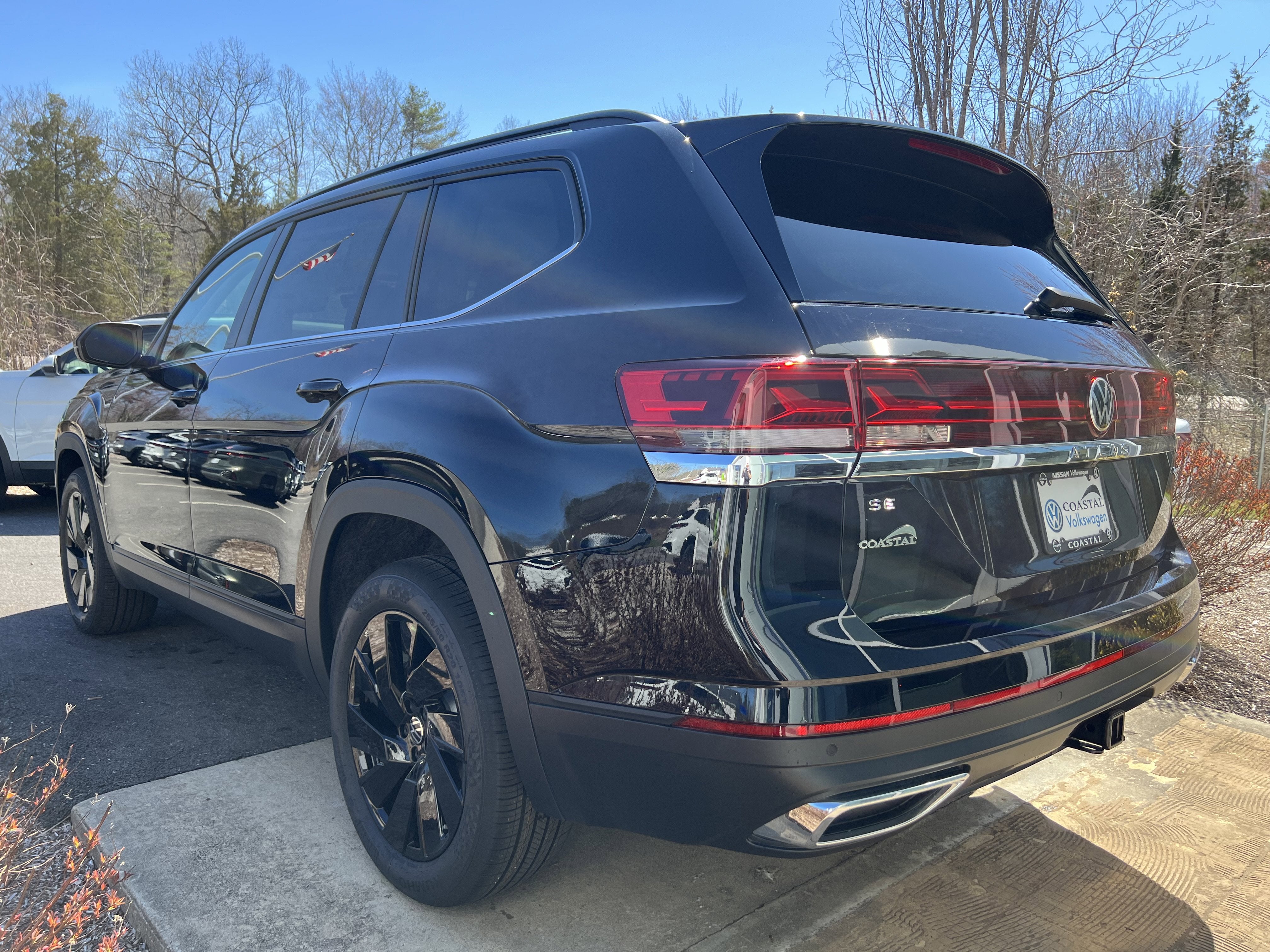 2026 Volkswagen Atlas 2.0T SE w/Technology w/captains chairs and black wheel package