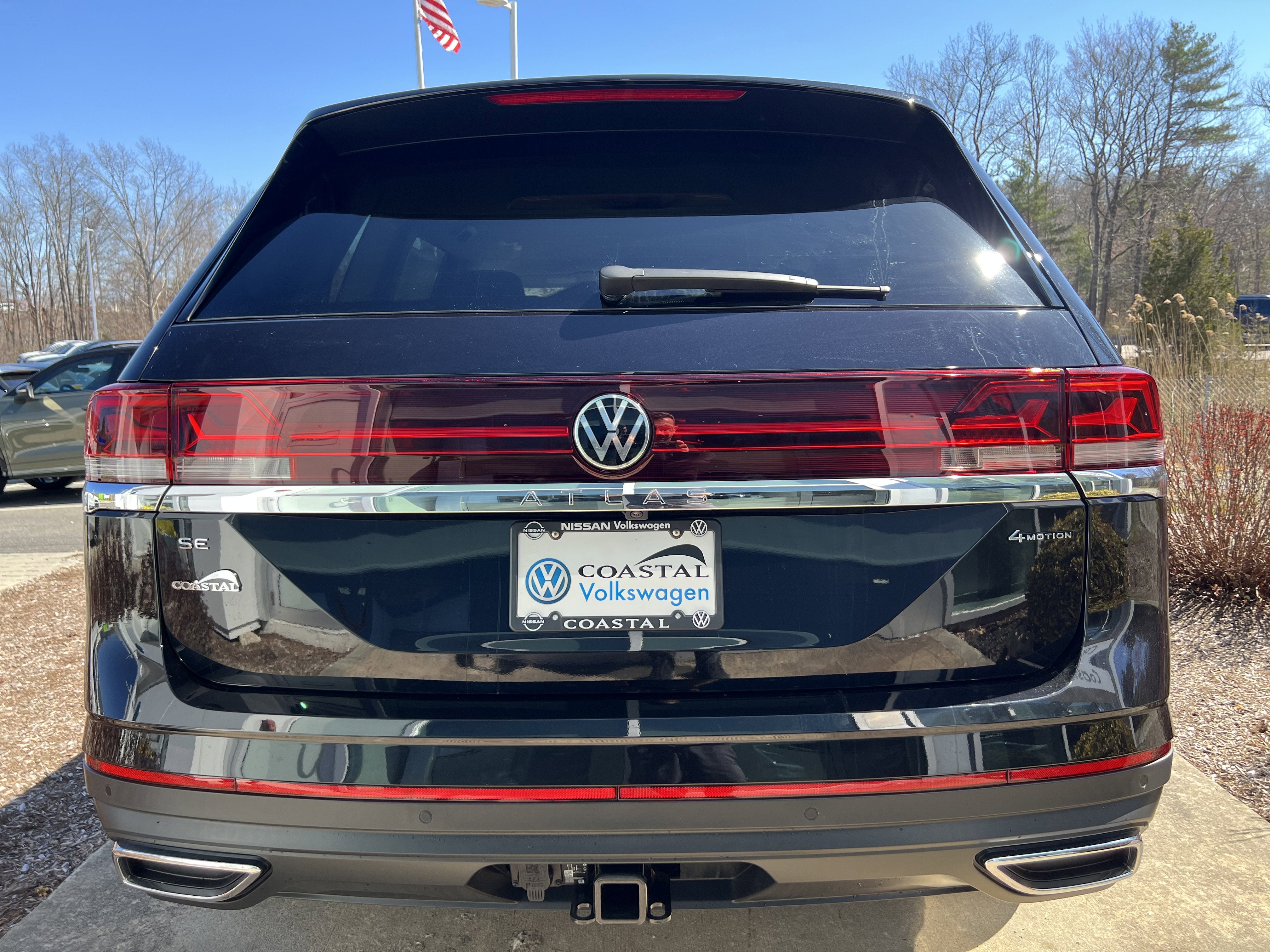 2026 Volkswagen Atlas 2.0T SE w/Technology w/captains chairs and black wheel package