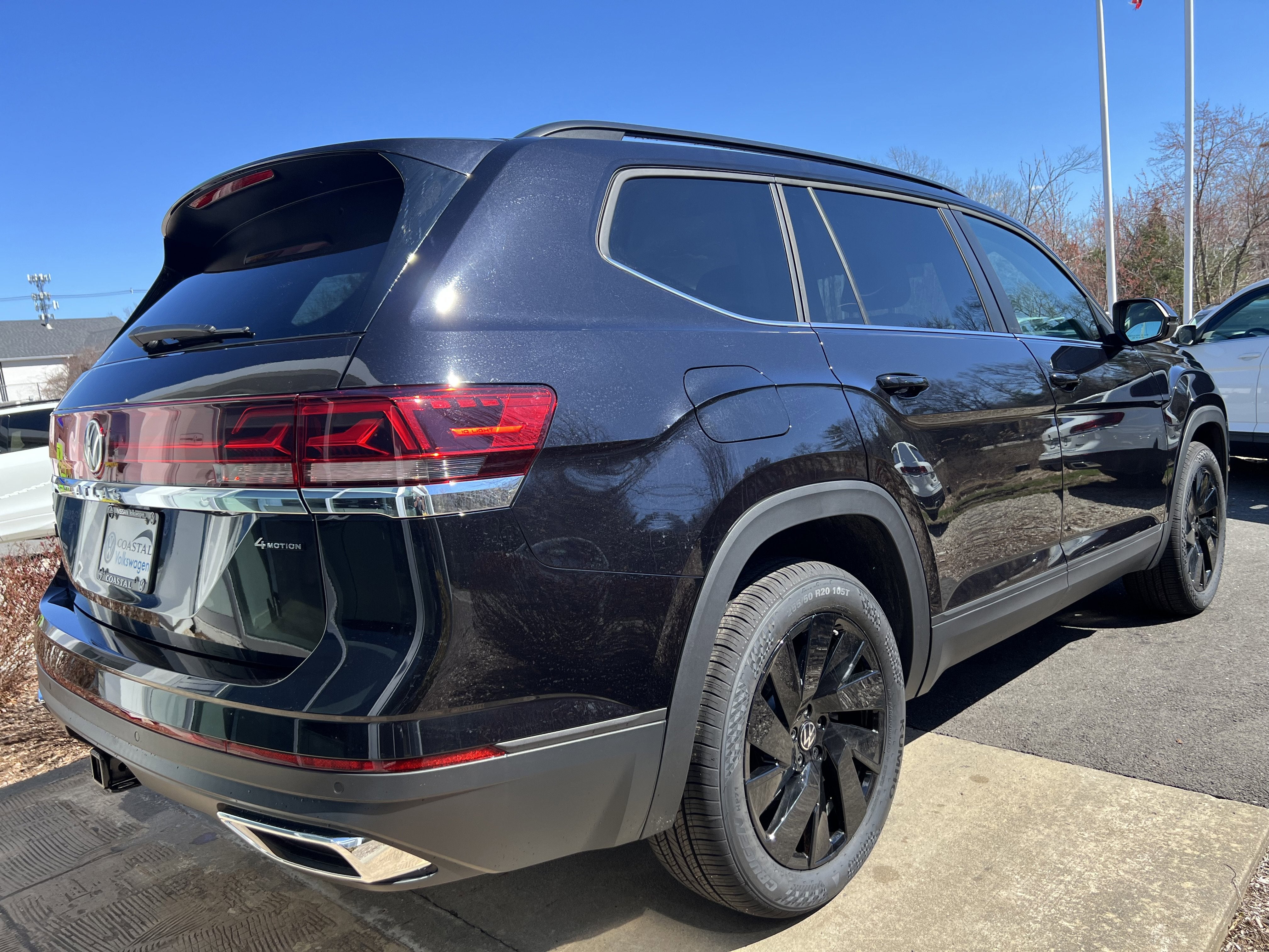 2026 Volkswagen Atlas 2.0T SE w/Technology w/captains chairs and black wheel package