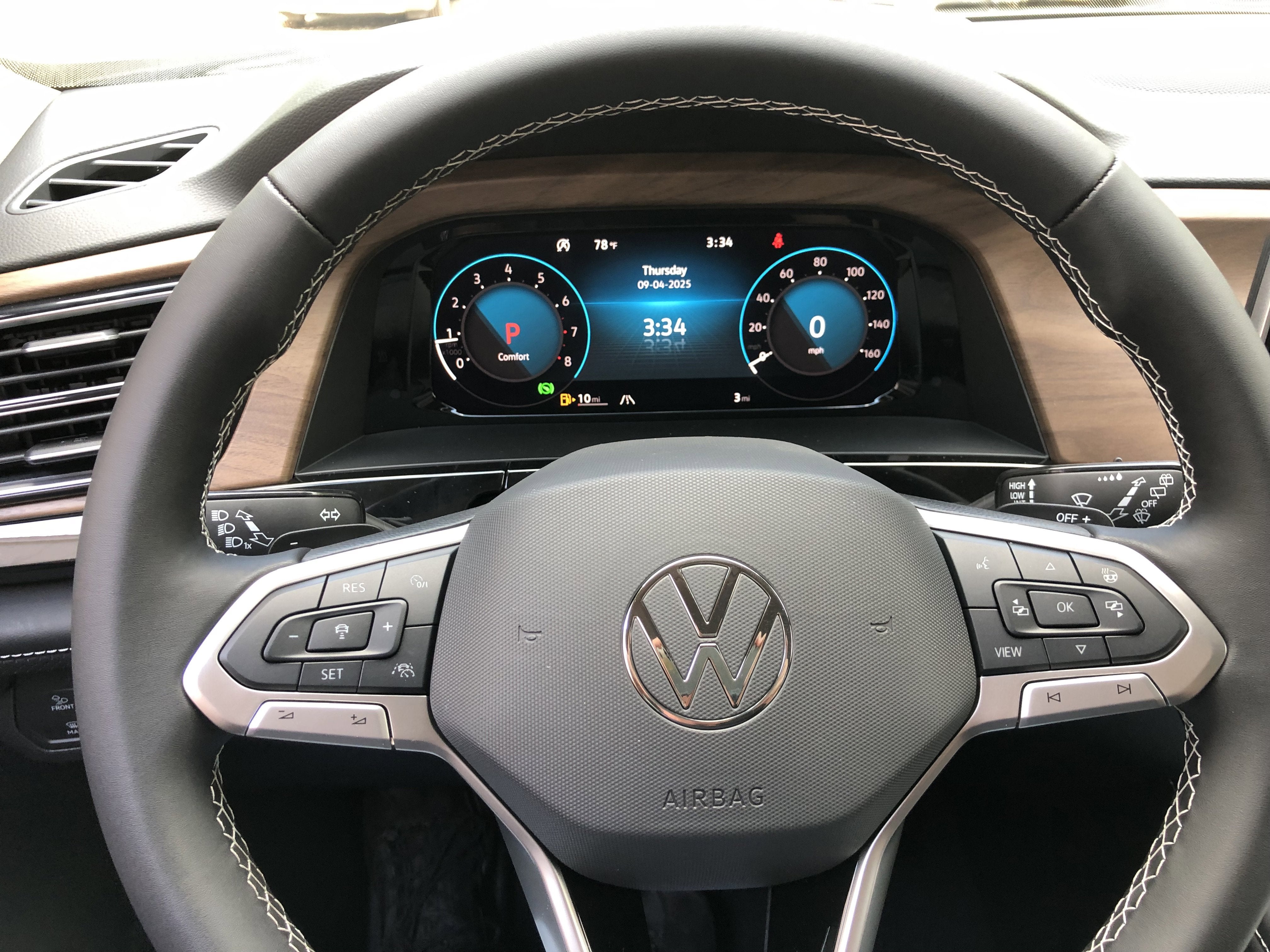 2026 Volkswagen Atlas 2.0T SE w/Technology w/captains chairs and black wheel package