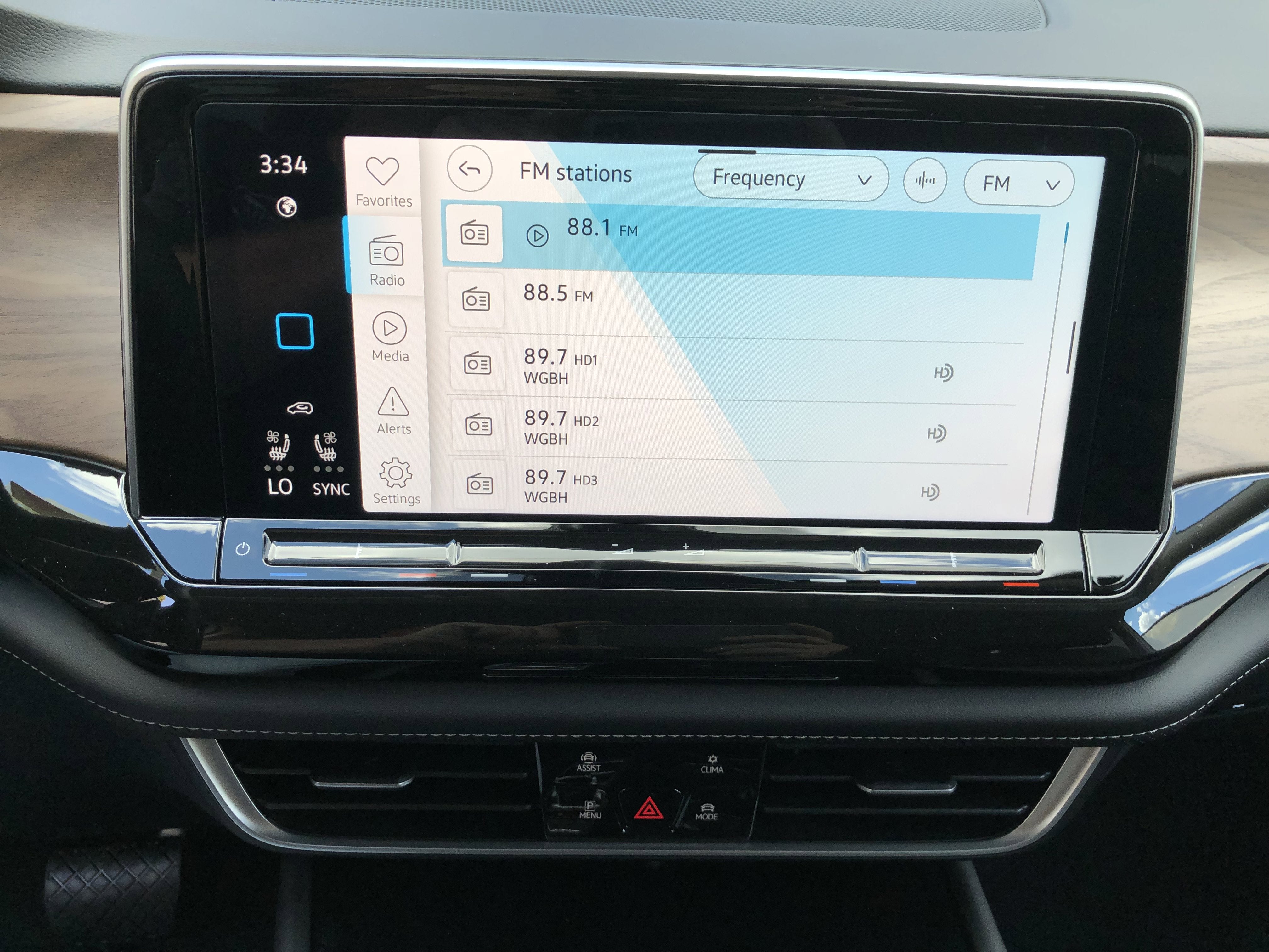 2026 Volkswagen Atlas 2.0T SE w/Technology w/captains chairs and black wheel package