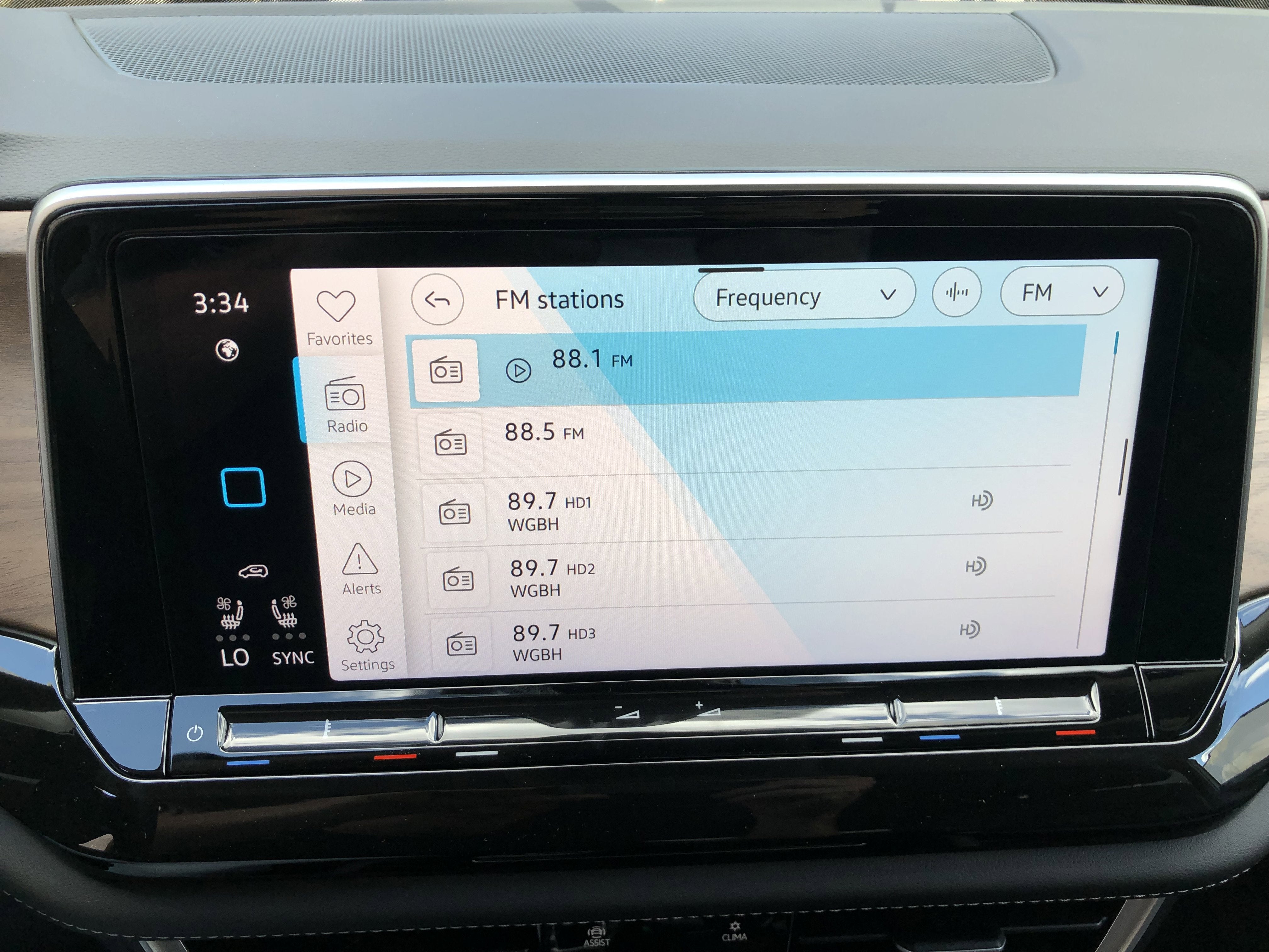 2026 Volkswagen Atlas 2.0T SE w/Technology w/captains chairs and black wheel package