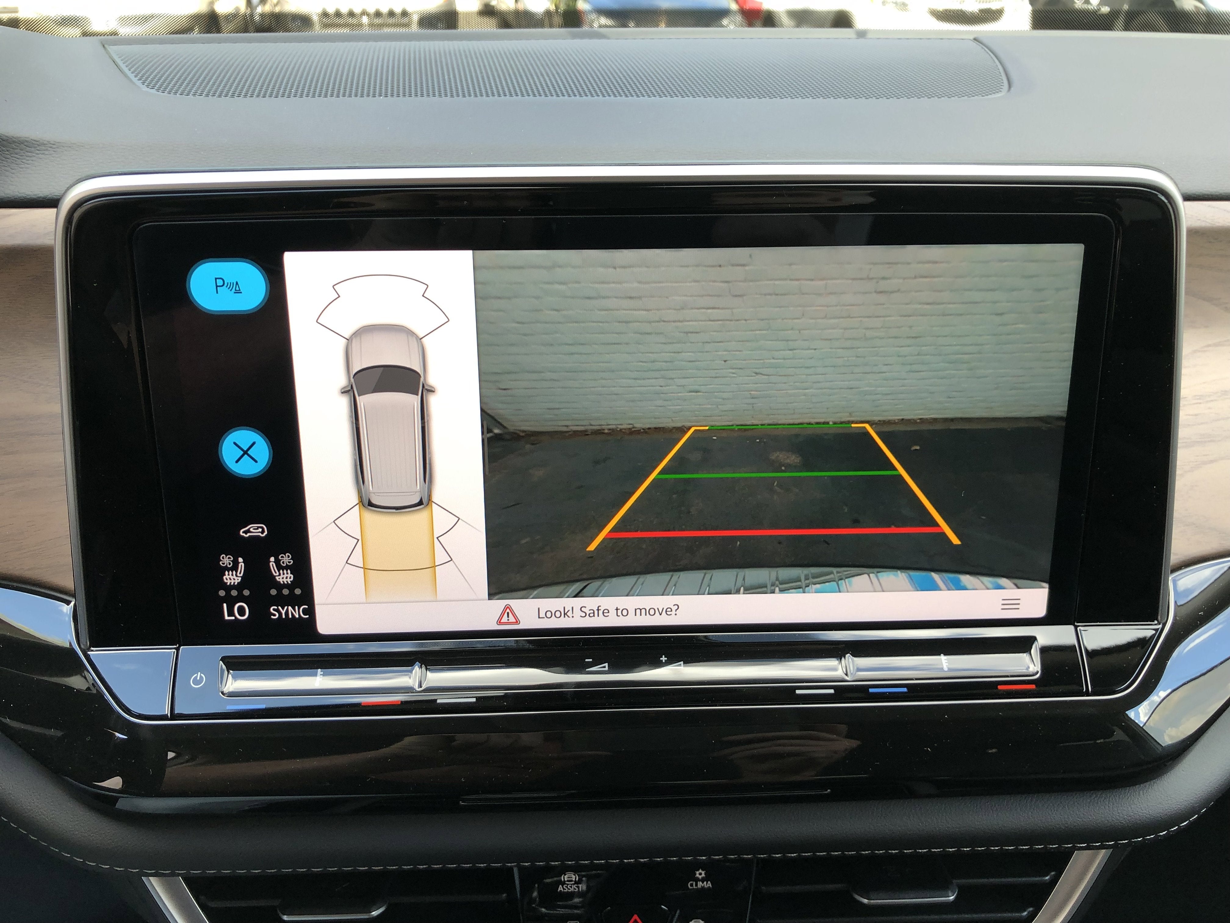 2026 Volkswagen Atlas 2.0T SE w/Technology w/captains chairs and black wheel package