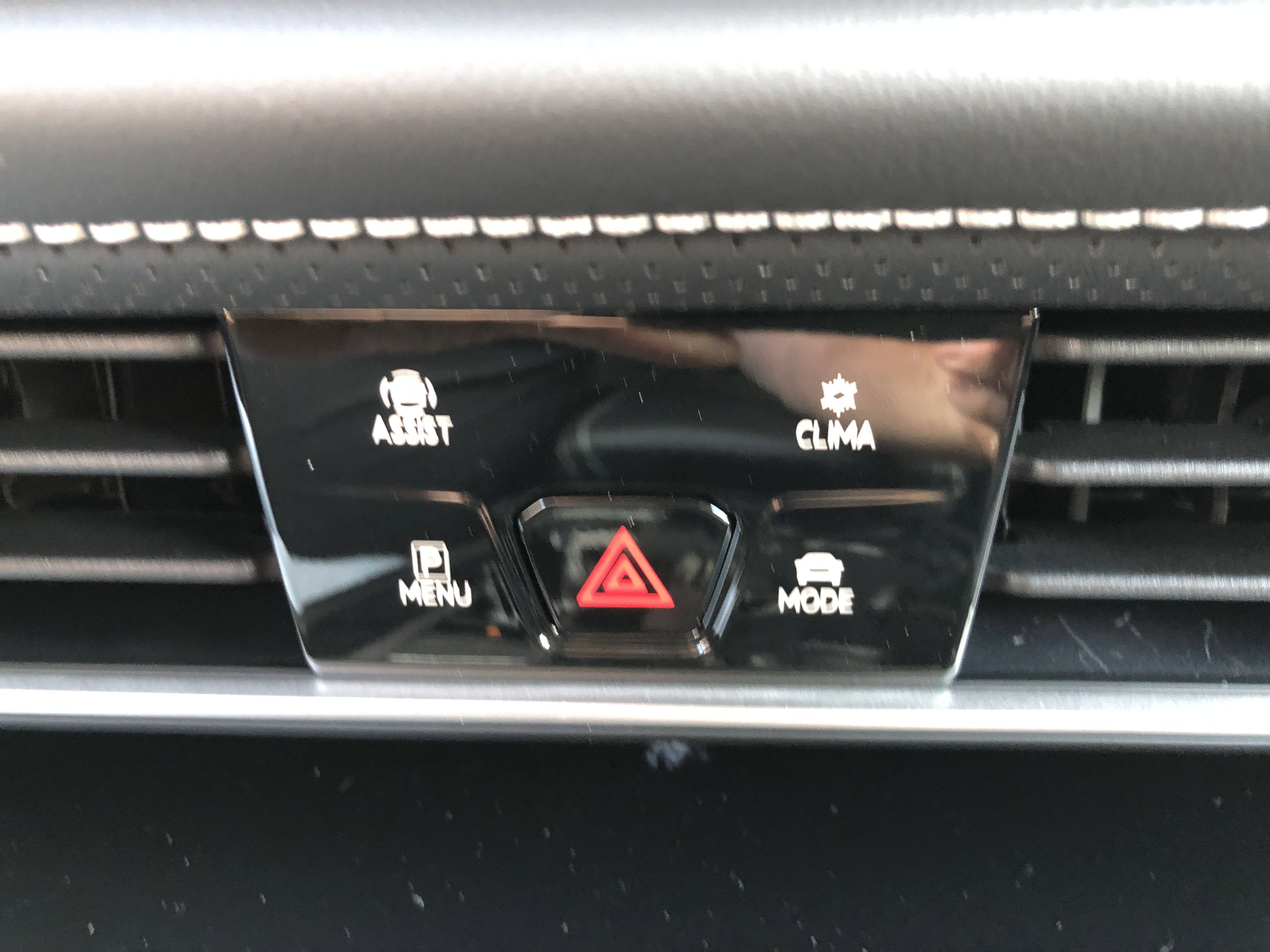 2026 Volkswagen Atlas 2.0T SE w/Technology w/captains chairs and black wheel package