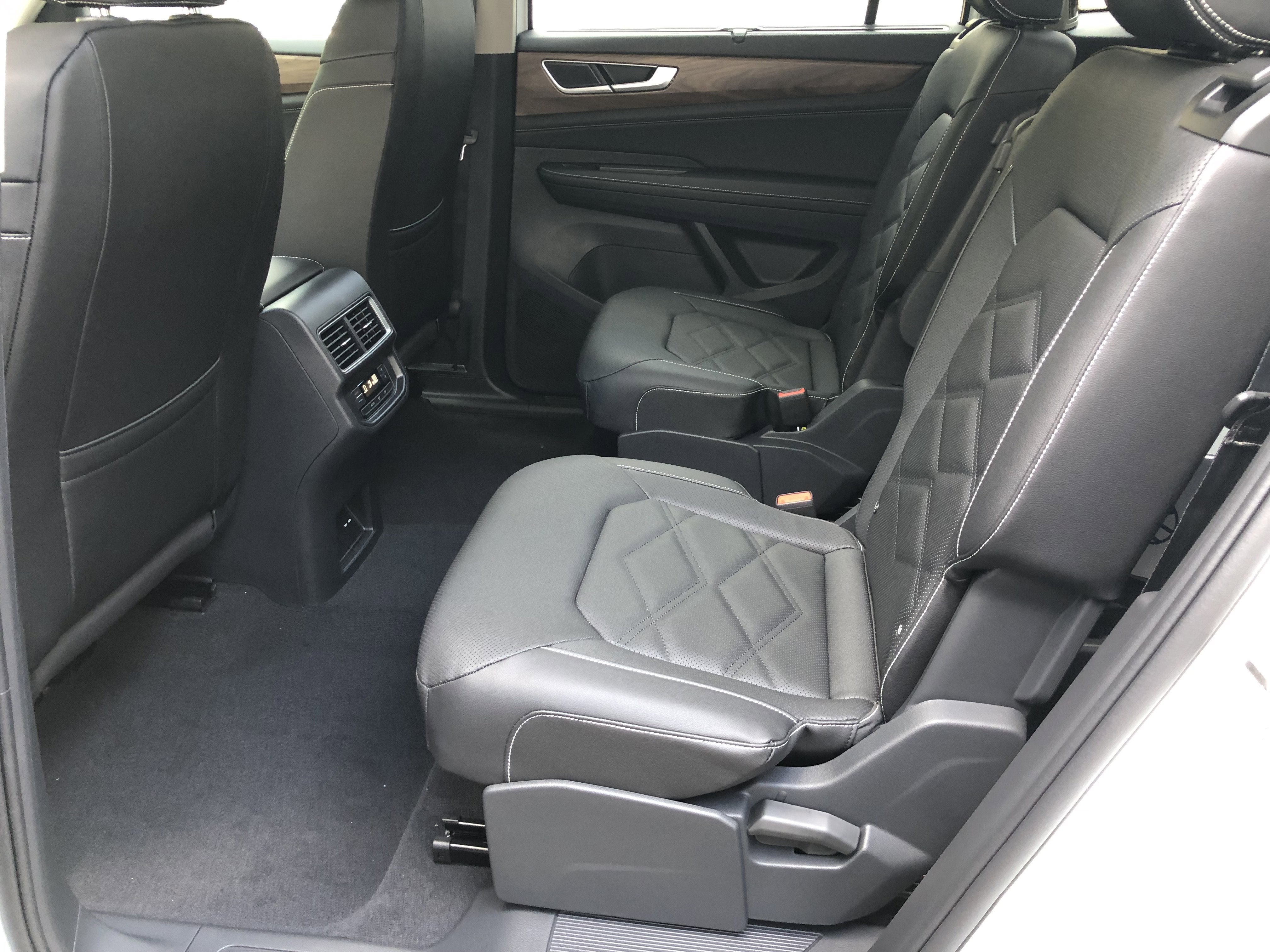 2026 Volkswagen Atlas 2.0T SE w/Technology w/captains chairs and black wheel package