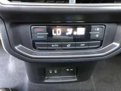 2026 Volkswagen Atlas 2.0T SE w/Technology w/captains chairs and black wheel package