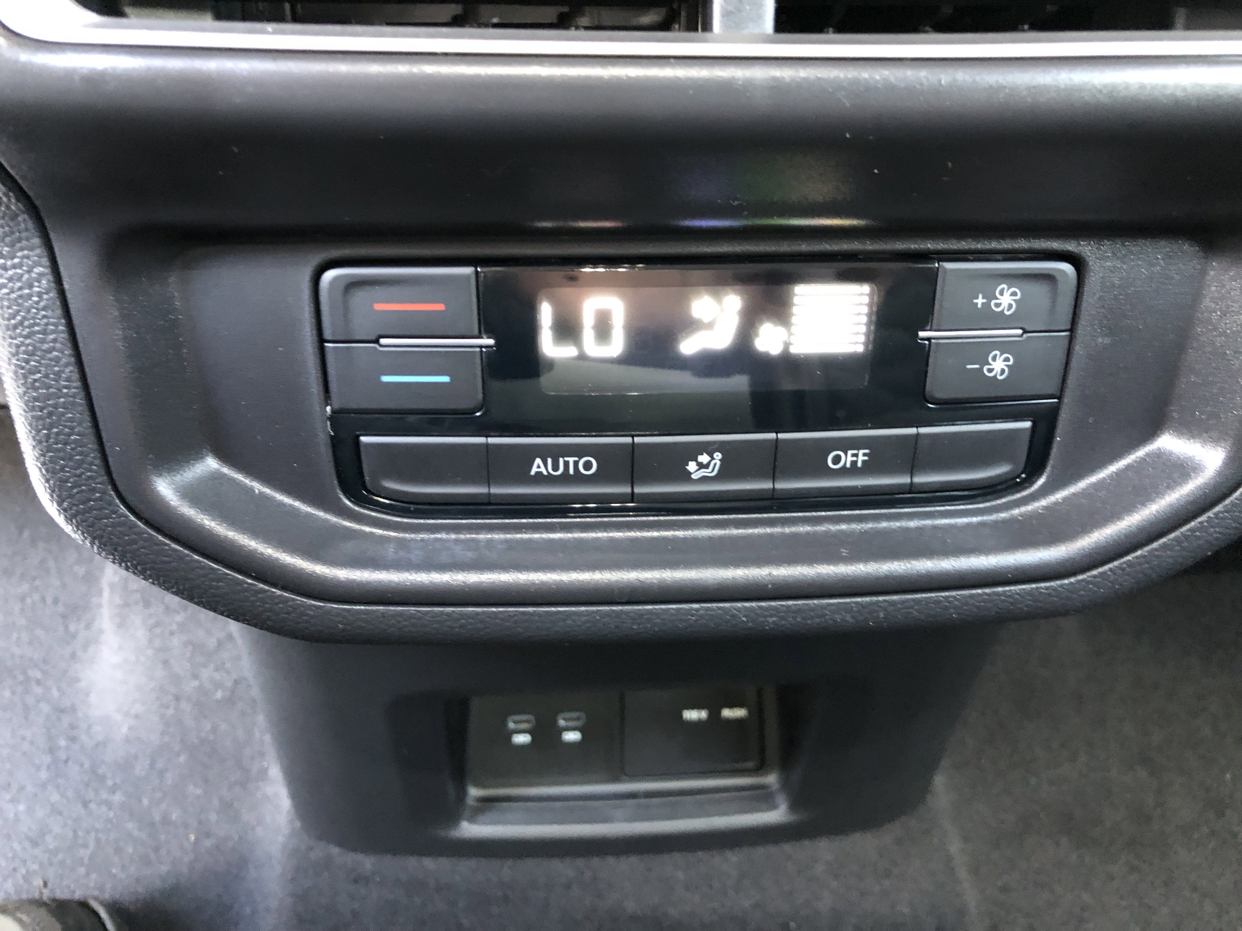 2026 Volkswagen Atlas 2.0T SE w/Technology w/captains chairs and black wheel package