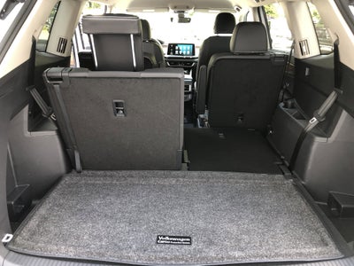 2026 Volkswagen Atlas 2.0T SE w/Technology w/captains chairs and black wheel package