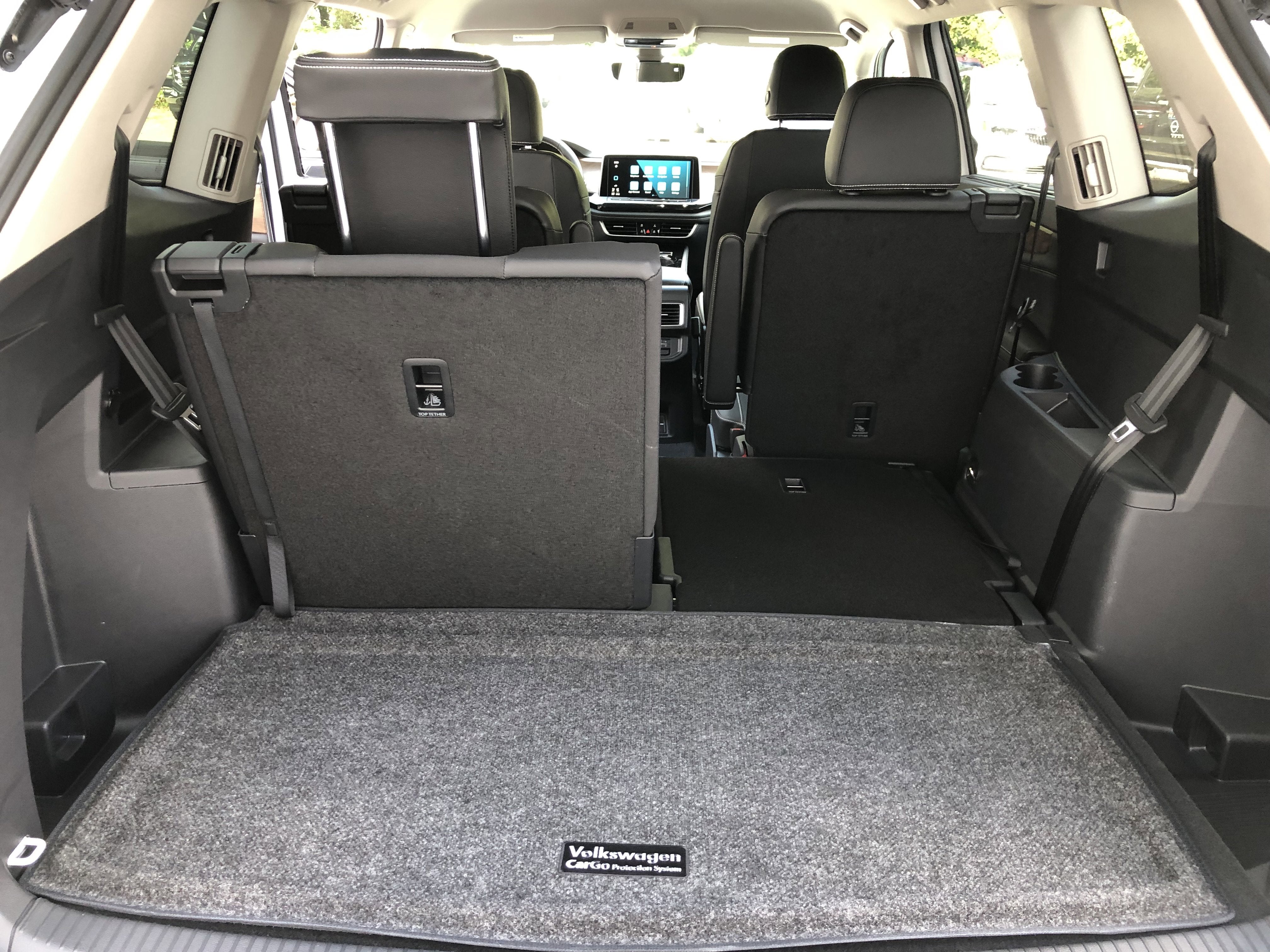 2026 Volkswagen Atlas 2.0T SE w/Technology w/captains chairs and black wheel package