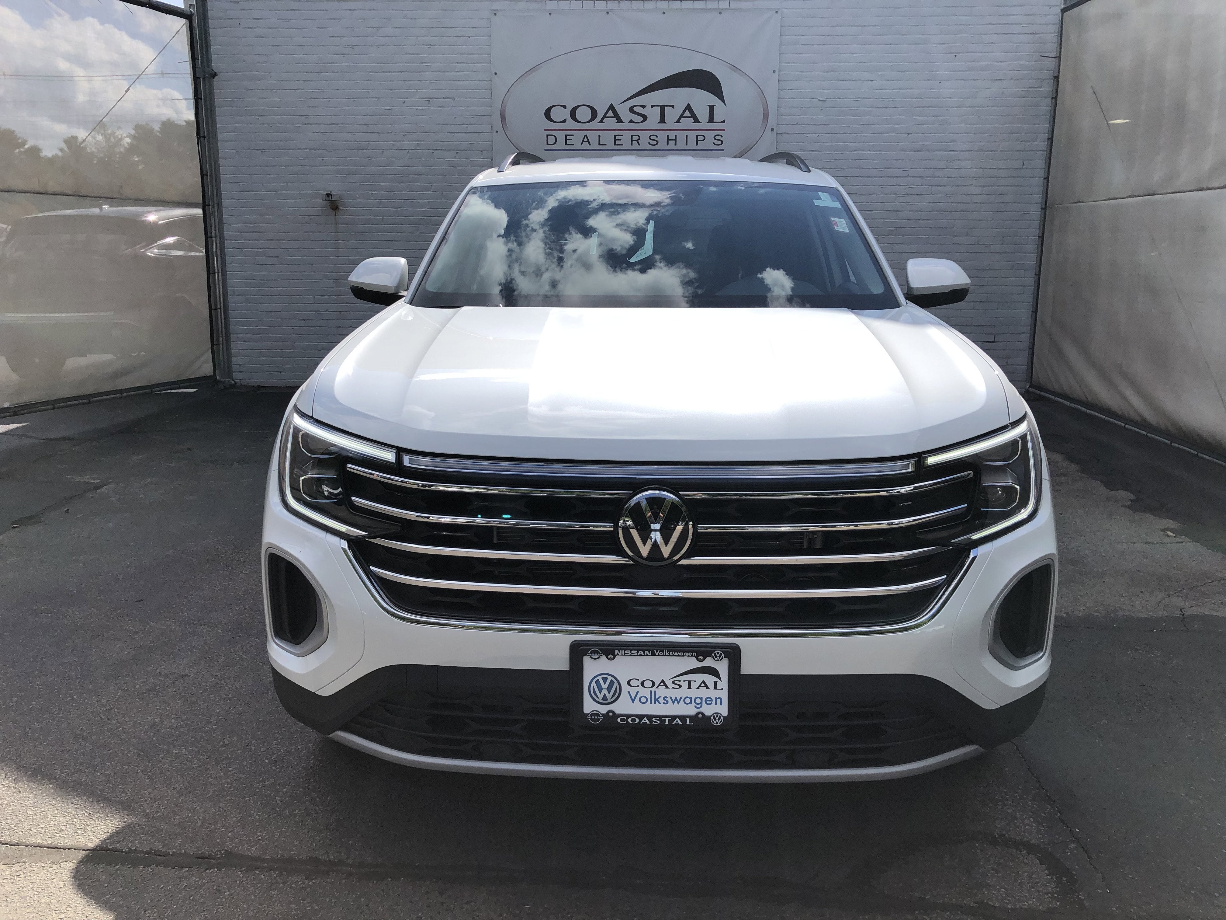 2026 Volkswagen Atlas 2.0T SE w/Technology w/captains chairs and black wheel package