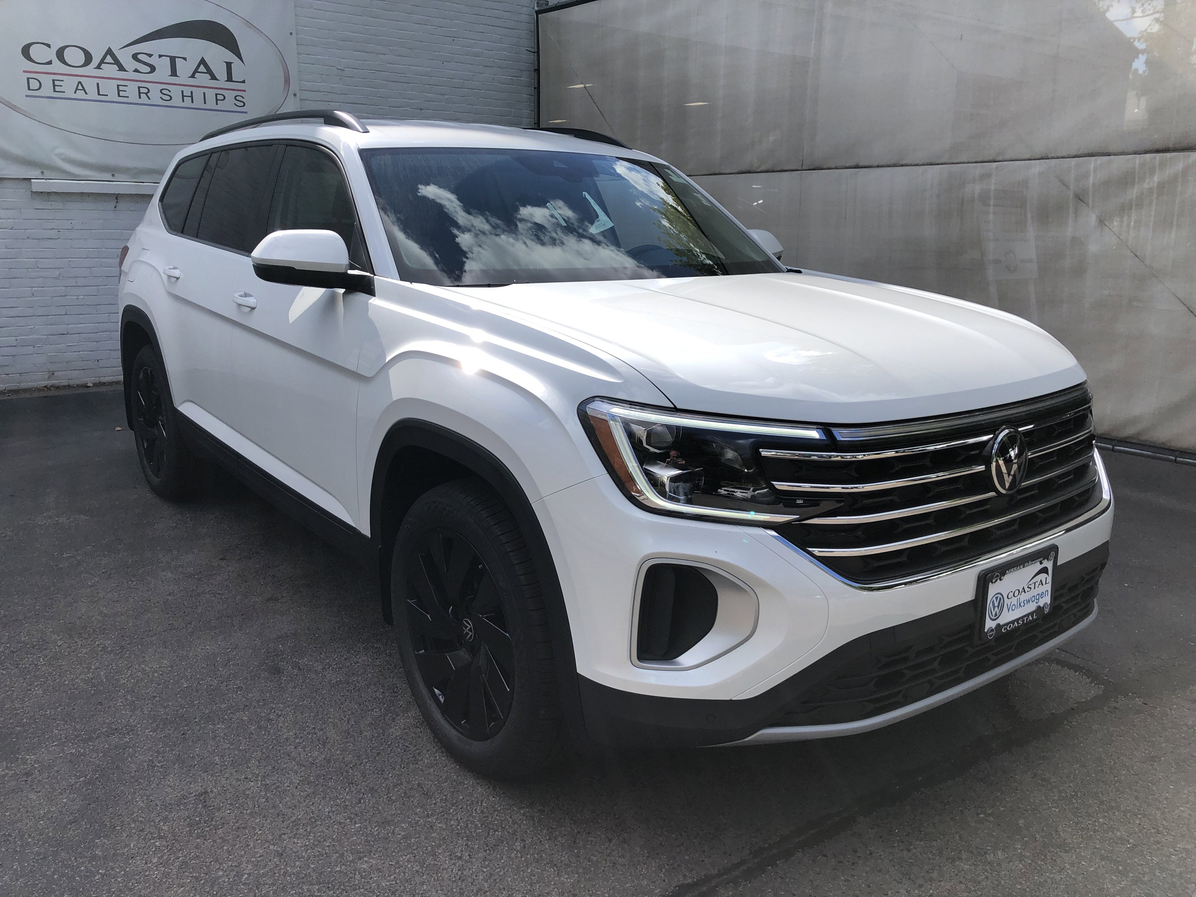 2026 Volkswagen Atlas 2.0T SE w/Technology w/captains chairs and black wheel package