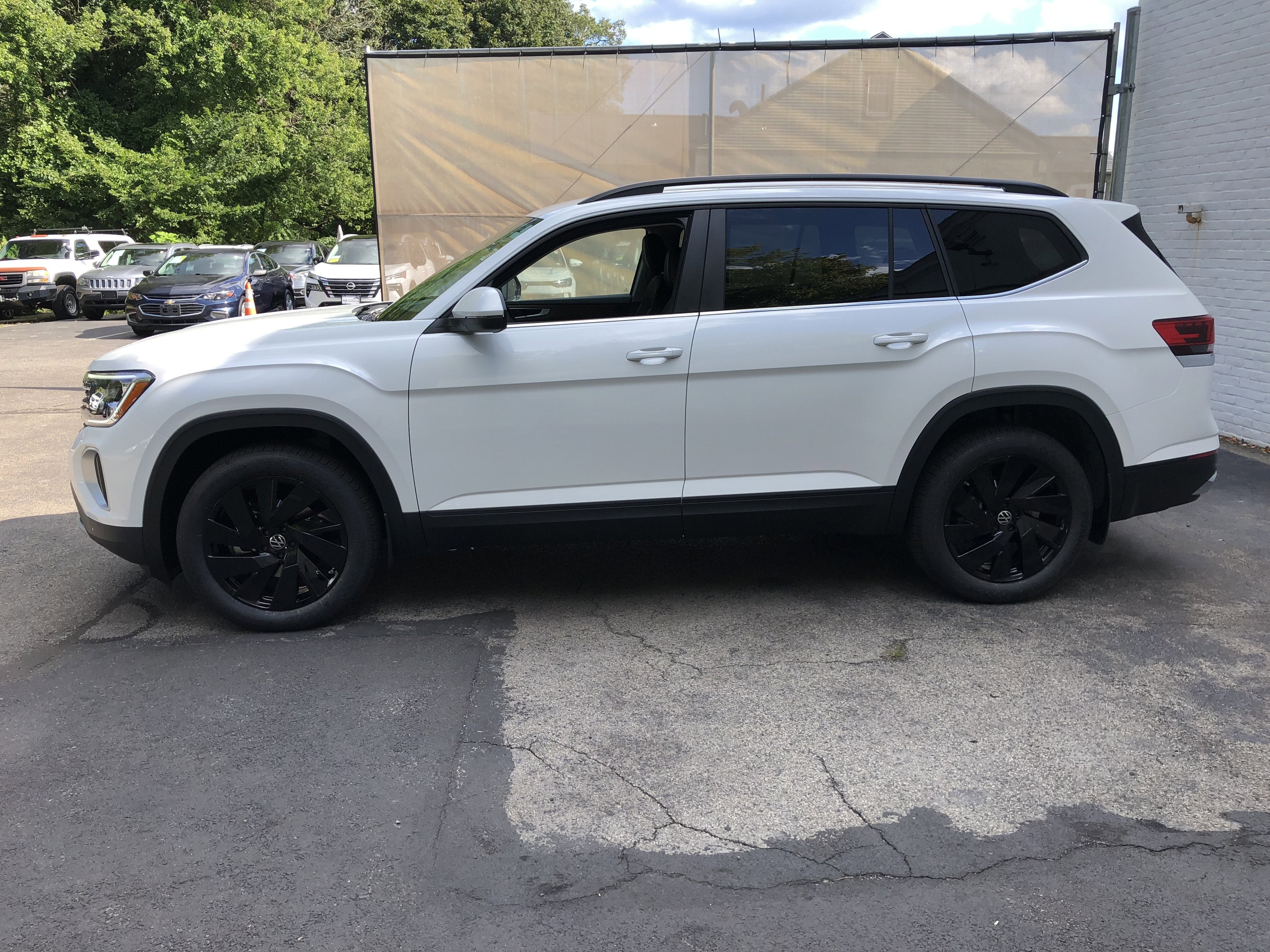 2026 Volkswagen Atlas 2.0T SE w/Technology w/captains chairs and black wheel package