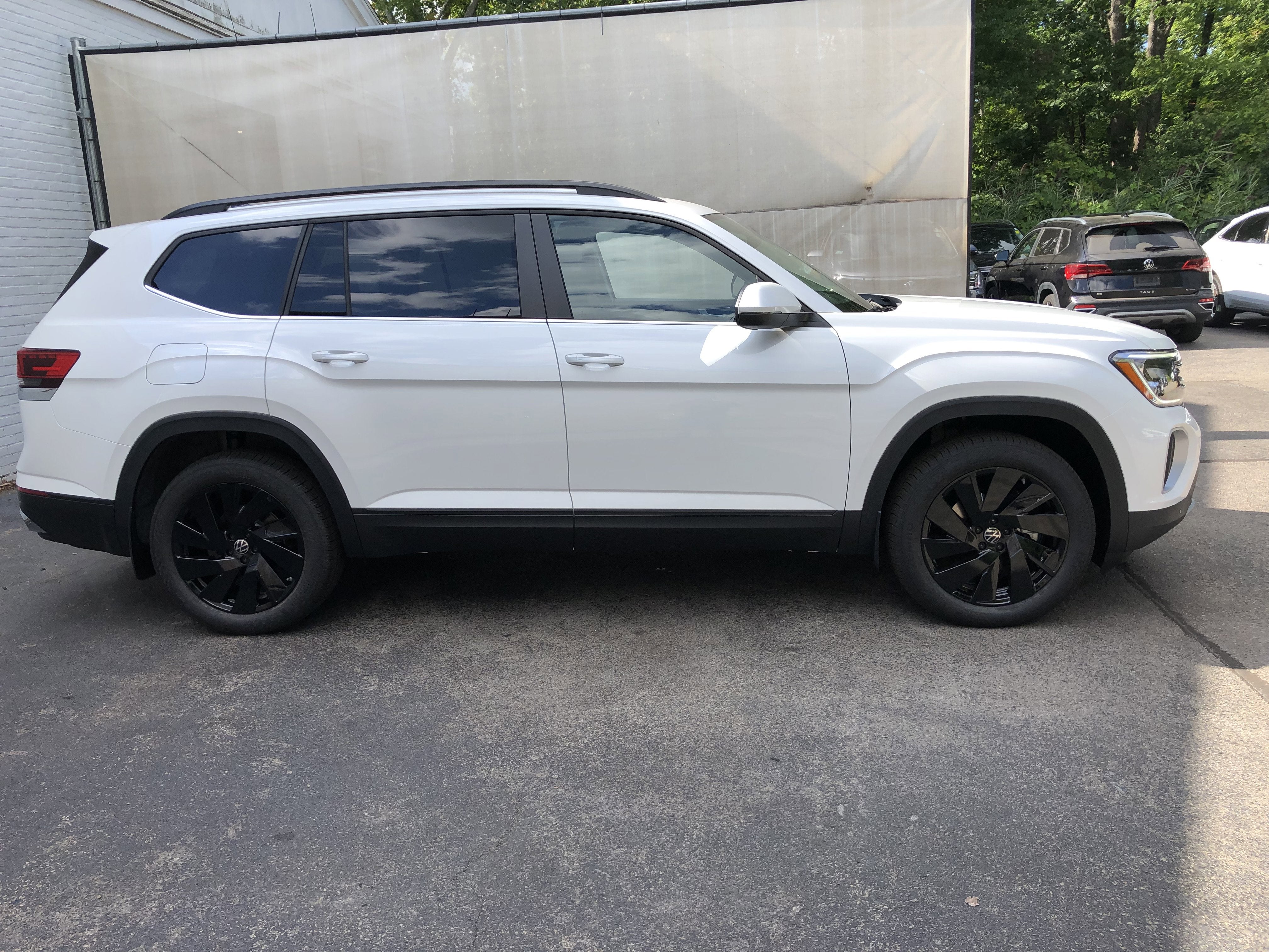 2026 Volkswagen Atlas 2.0T SE w/Technology w/captains chairs and black wheel package