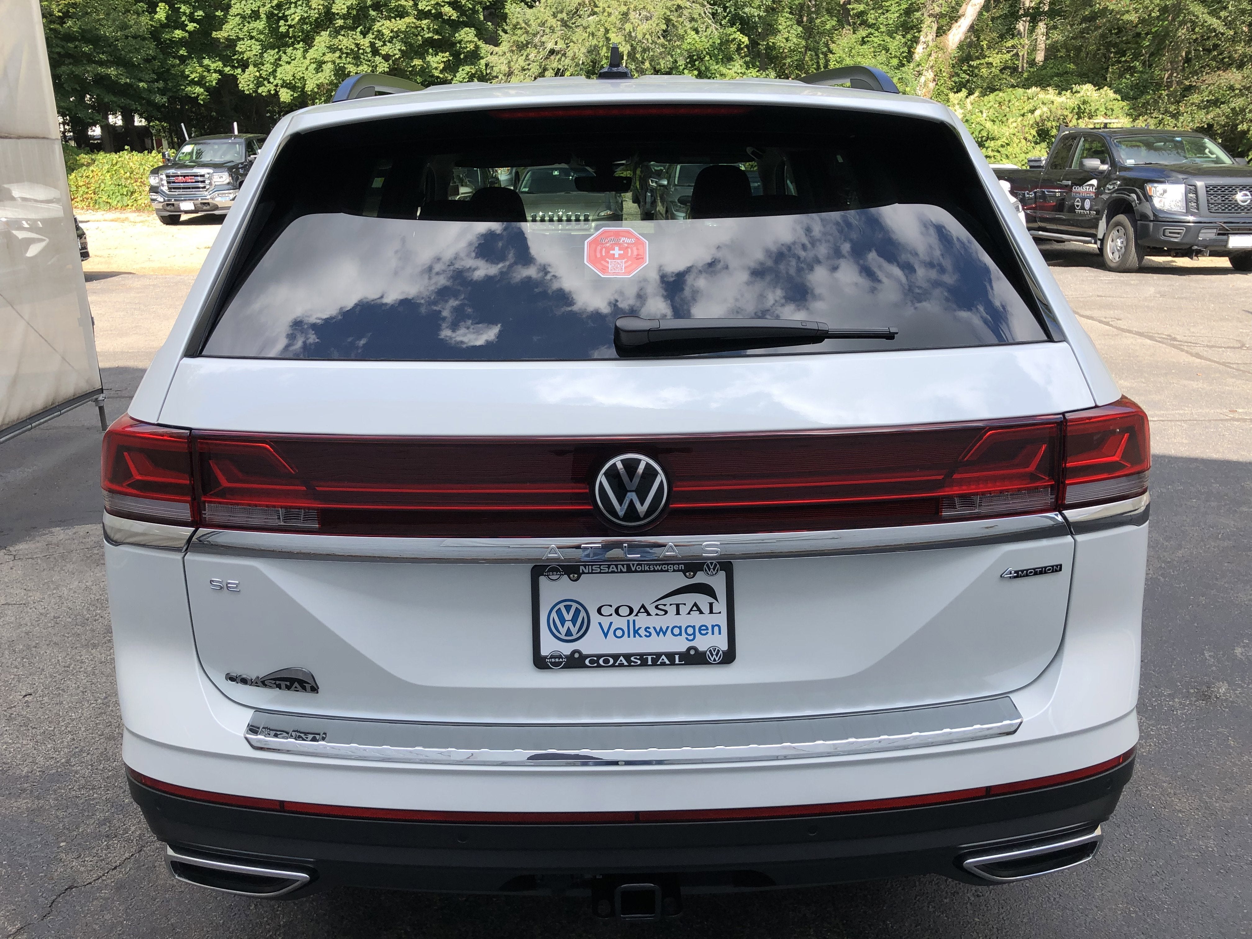 2026 Volkswagen Atlas 2.0T SE w/Technology w/captains chairs and black wheel package