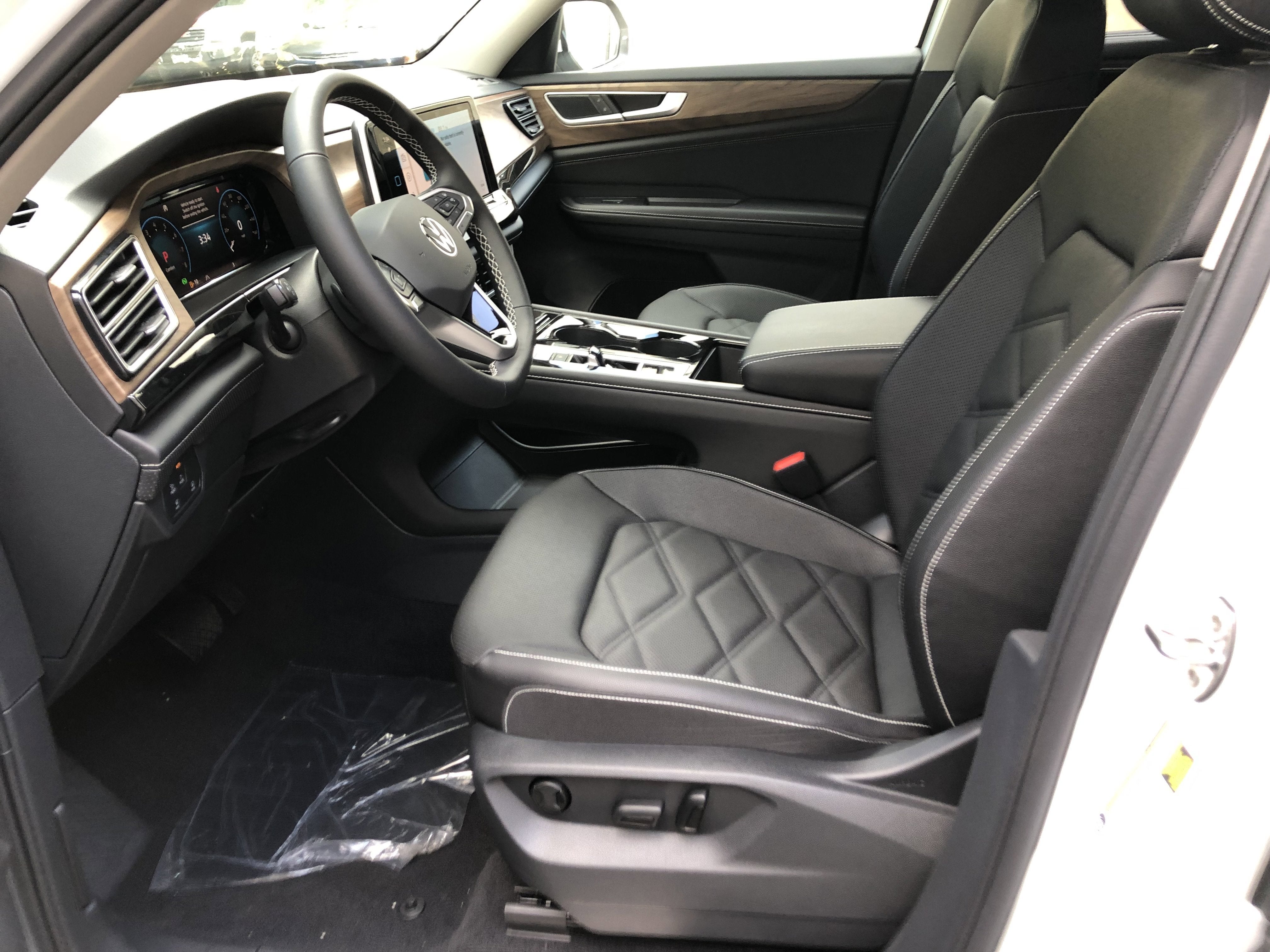 2026 Volkswagen Atlas 2.0T SE w/Technology w/captains chairs and black wheel package