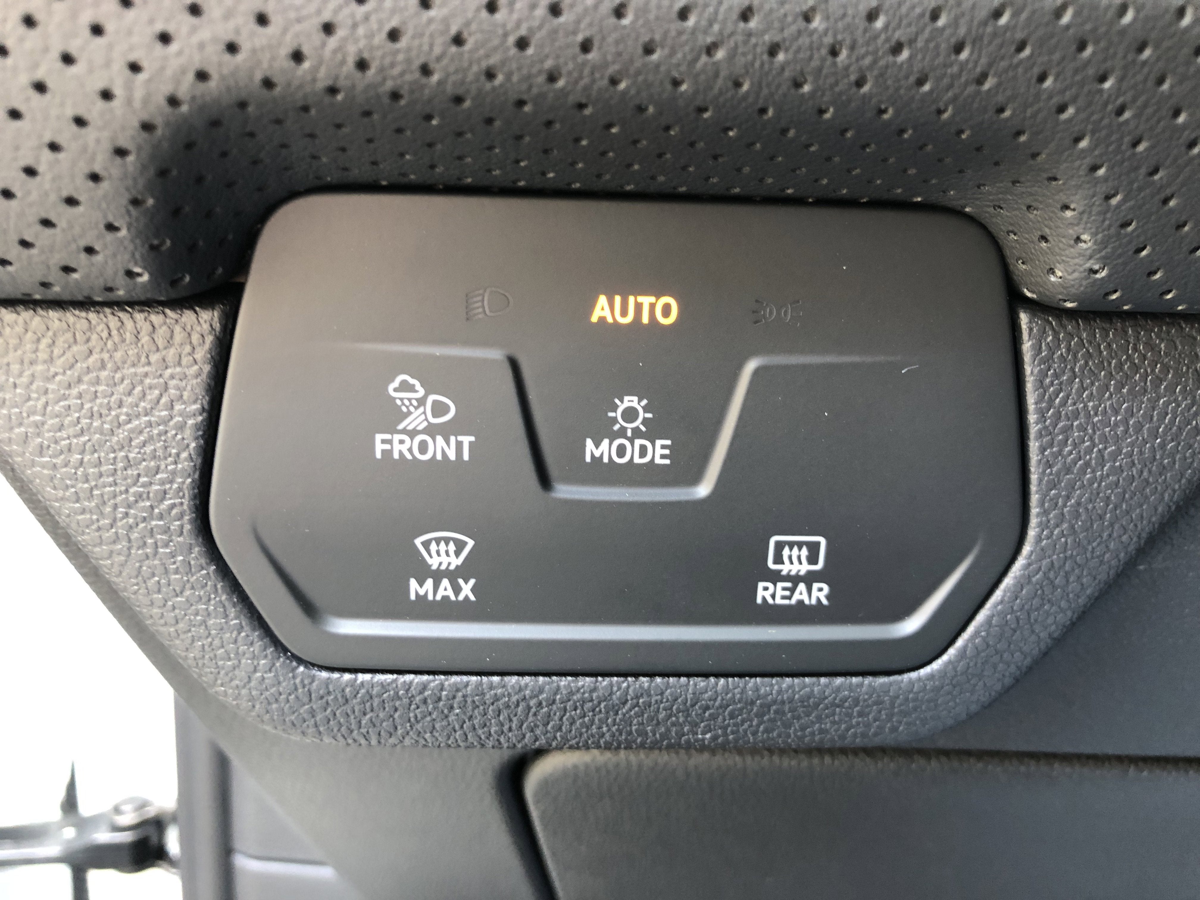 2026 Volkswagen Atlas 2.0T SE w/Technology w/captains chairs and black wheel package