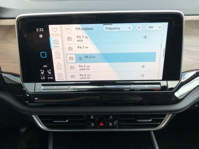 2026 Volkswagen Atlas 2.0T SE w/Technology w/captains chairs and black wheel package