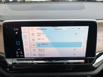 2026 Volkswagen Atlas 2.0T SE w/Technology w/captains chairs and black wheel package