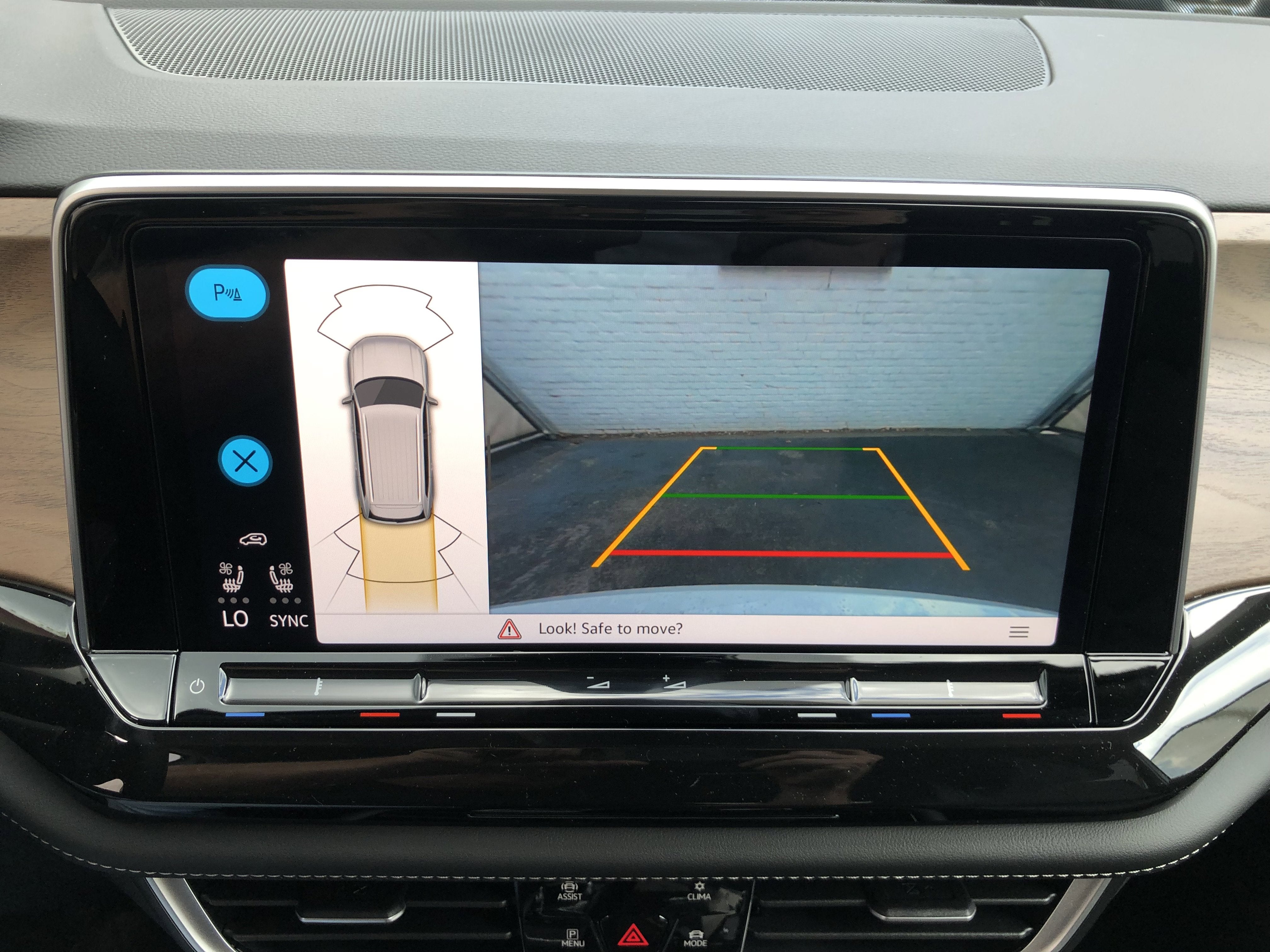 2026 Volkswagen Atlas 2.0T SE w/Technology w/captains chairs and black wheel package