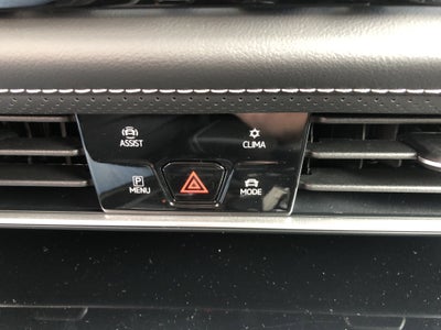 2026 Volkswagen Atlas 2.0T SE w/Technology w/captains chairs and black wheel package