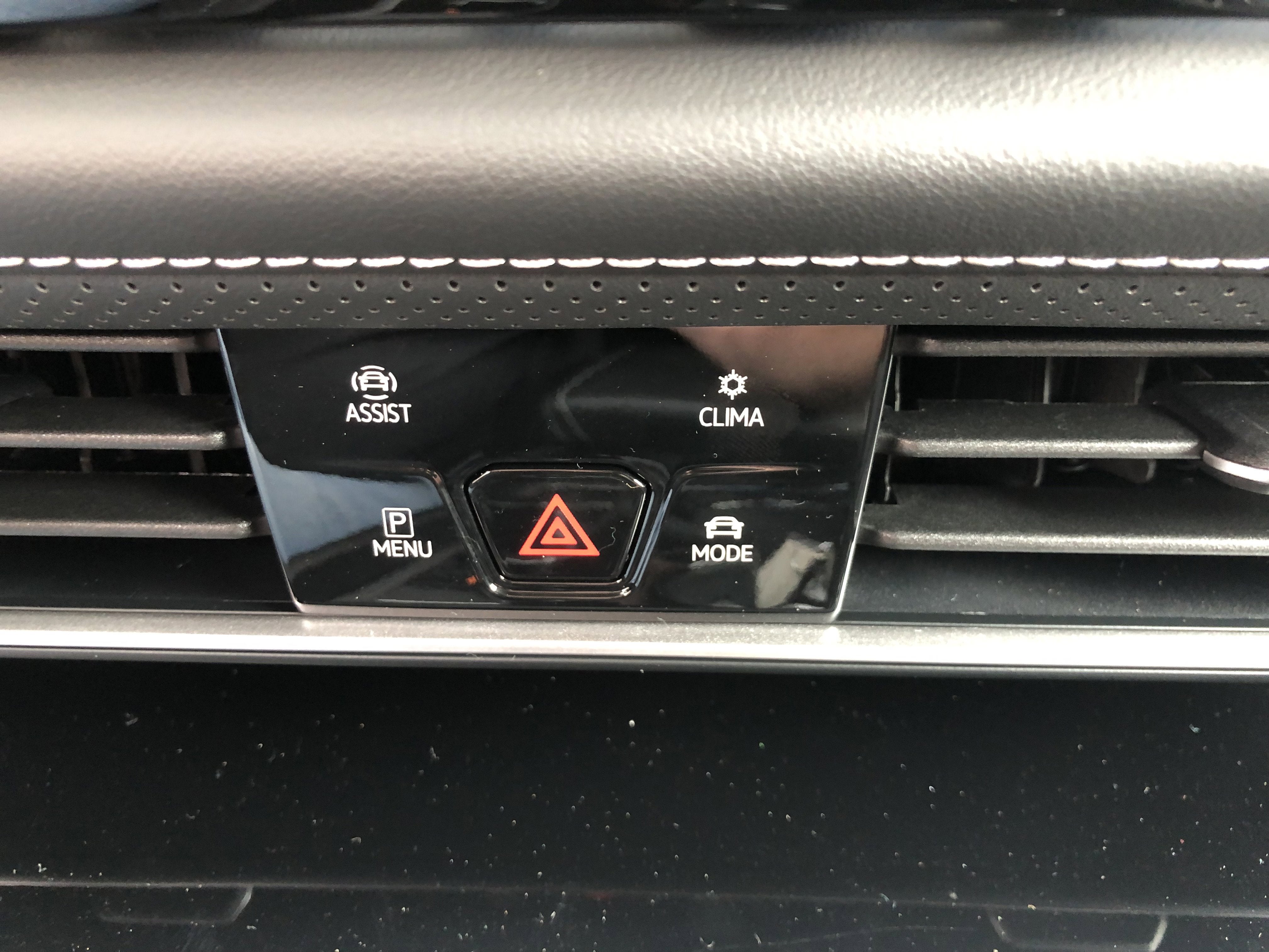 2026 Volkswagen Atlas 2.0T SE w/Technology w/captains chairs and black wheel package