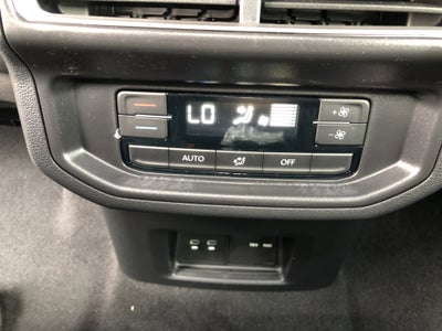 2026 Volkswagen Atlas 2.0T SE w/Technology w/captains chairs and black wheel package