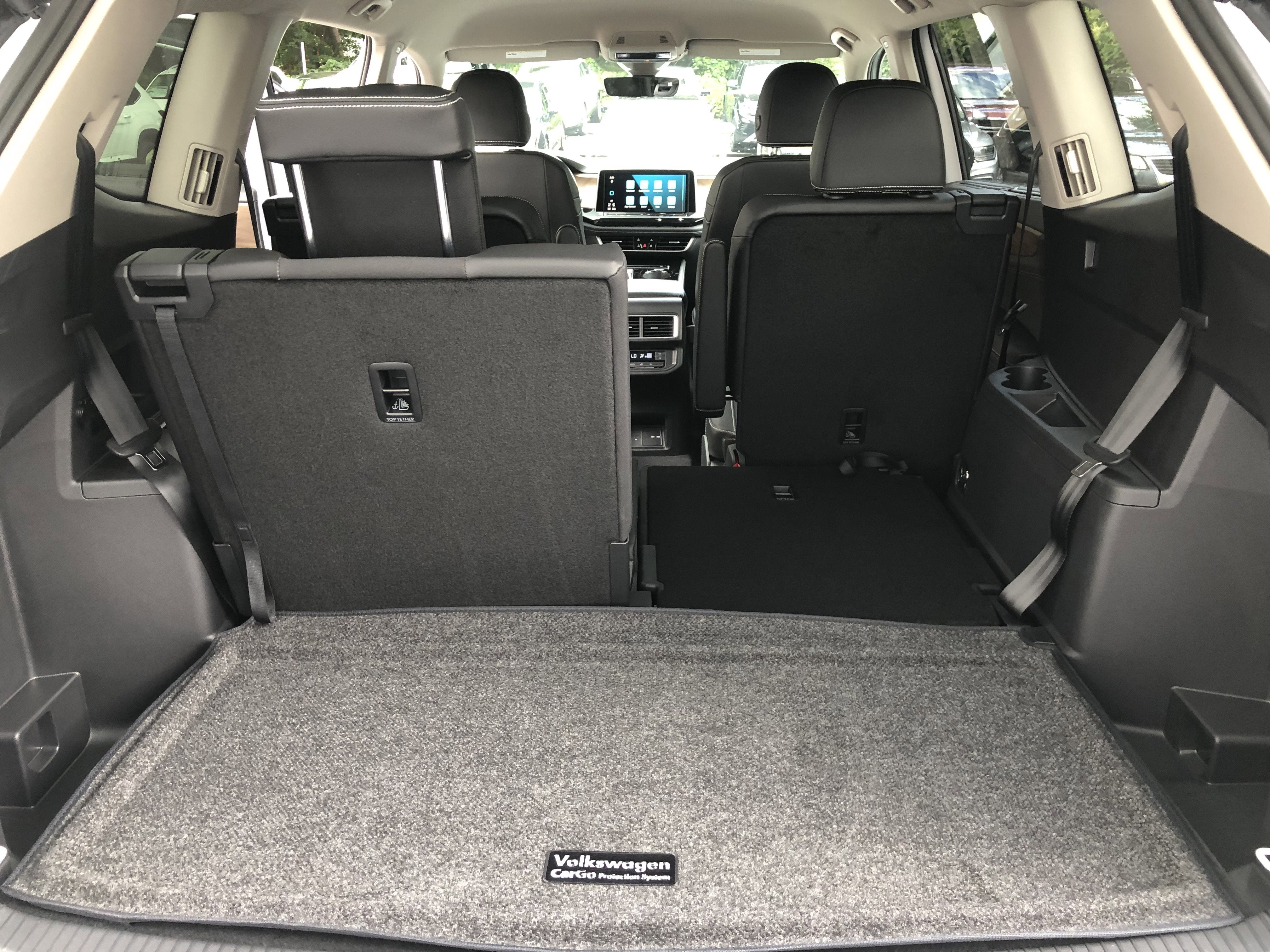 2026 Volkswagen Atlas 2.0T SE w/Technology w/captains chairs and black wheel package