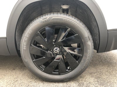 2026 Volkswagen Atlas 2.0T SE w/Technology w/captains chairs and black wheel package