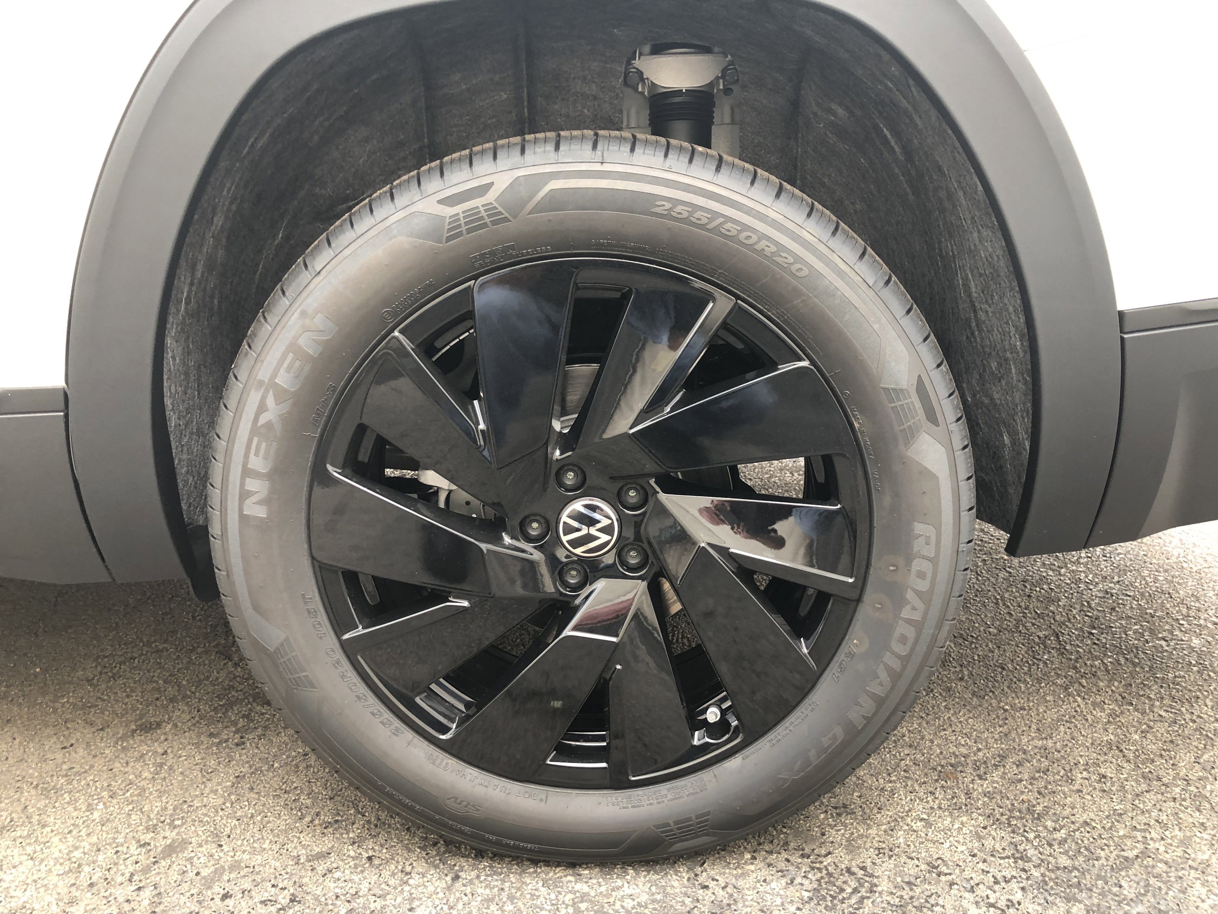 2026 Volkswagen Atlas 2.0T SE w/Technology w/captains chairs and black wheel package