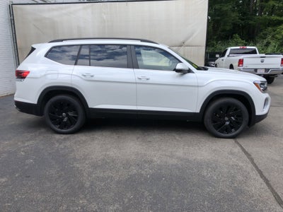 2026 Volkswagen Atlas 2.0T SE w/Technology w/captains chairs and black wheel package