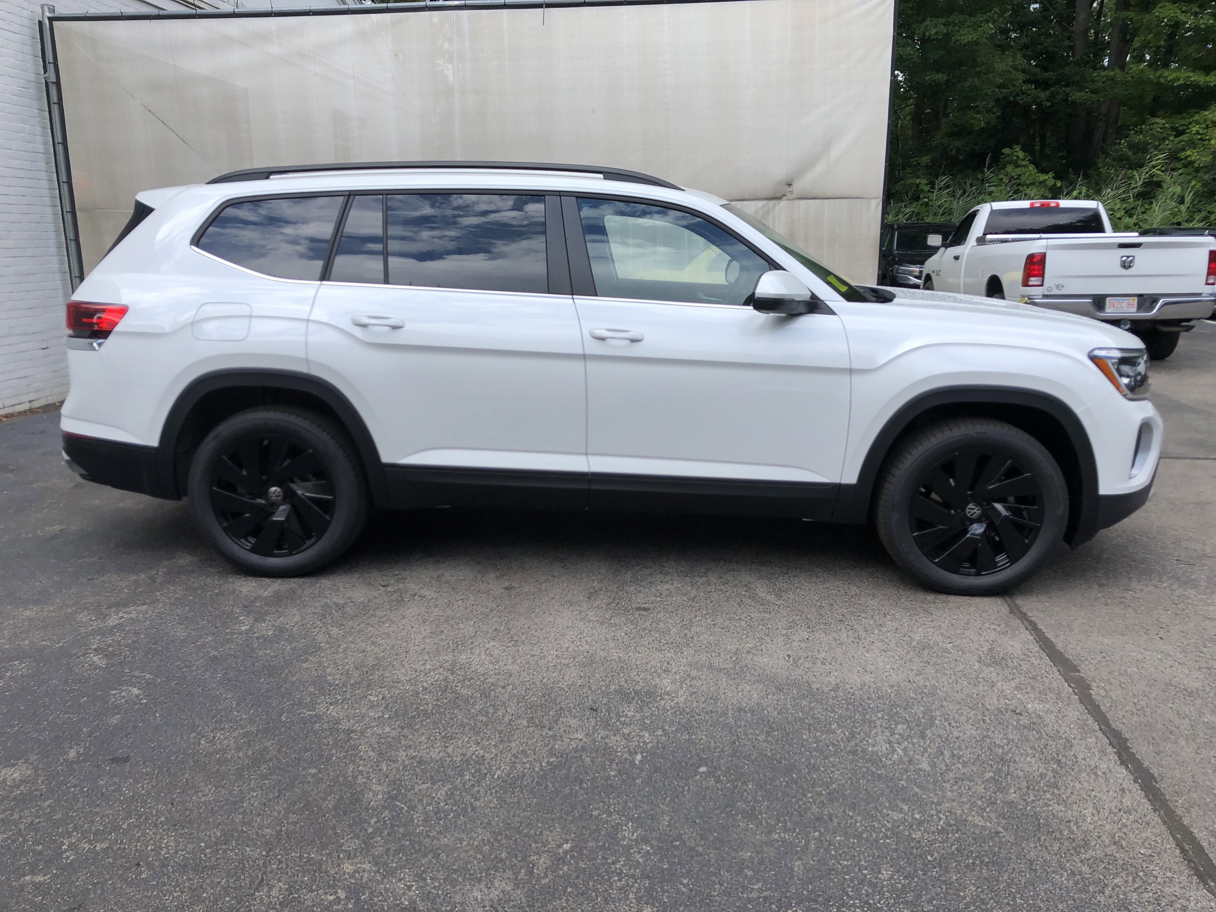 2026 Volkswagen Atlas 2.0T SE w/Technology w/captains chairs and black wheel package