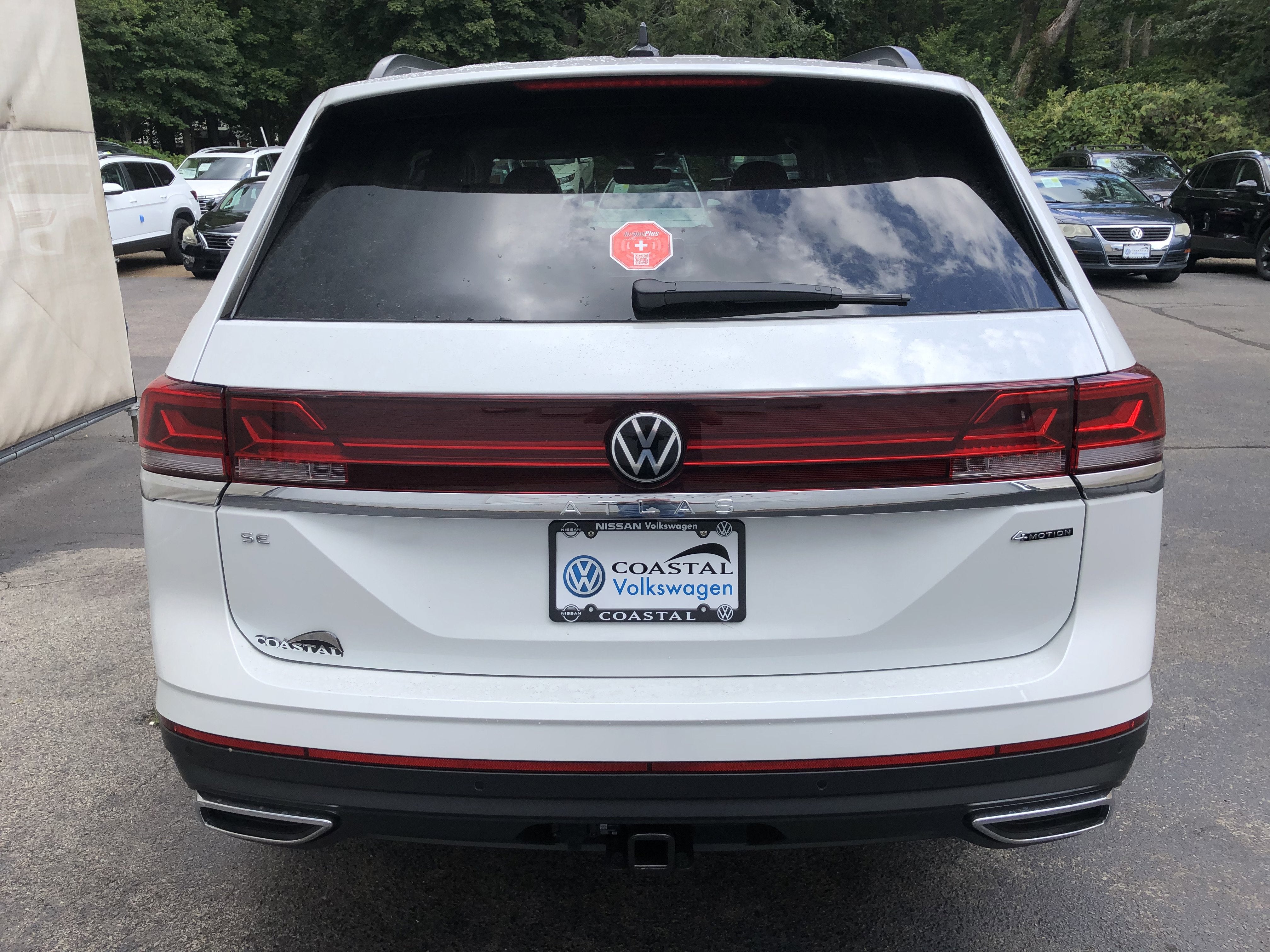 2026 Volkswagen Atlas 2.0T SE w/Technology w/captains chairs and black wheel package