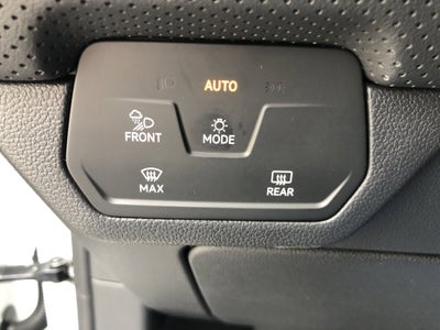 2026 Volkswagen Atlas 2.0T SE w/Technology w/captains chairs and black wheel package