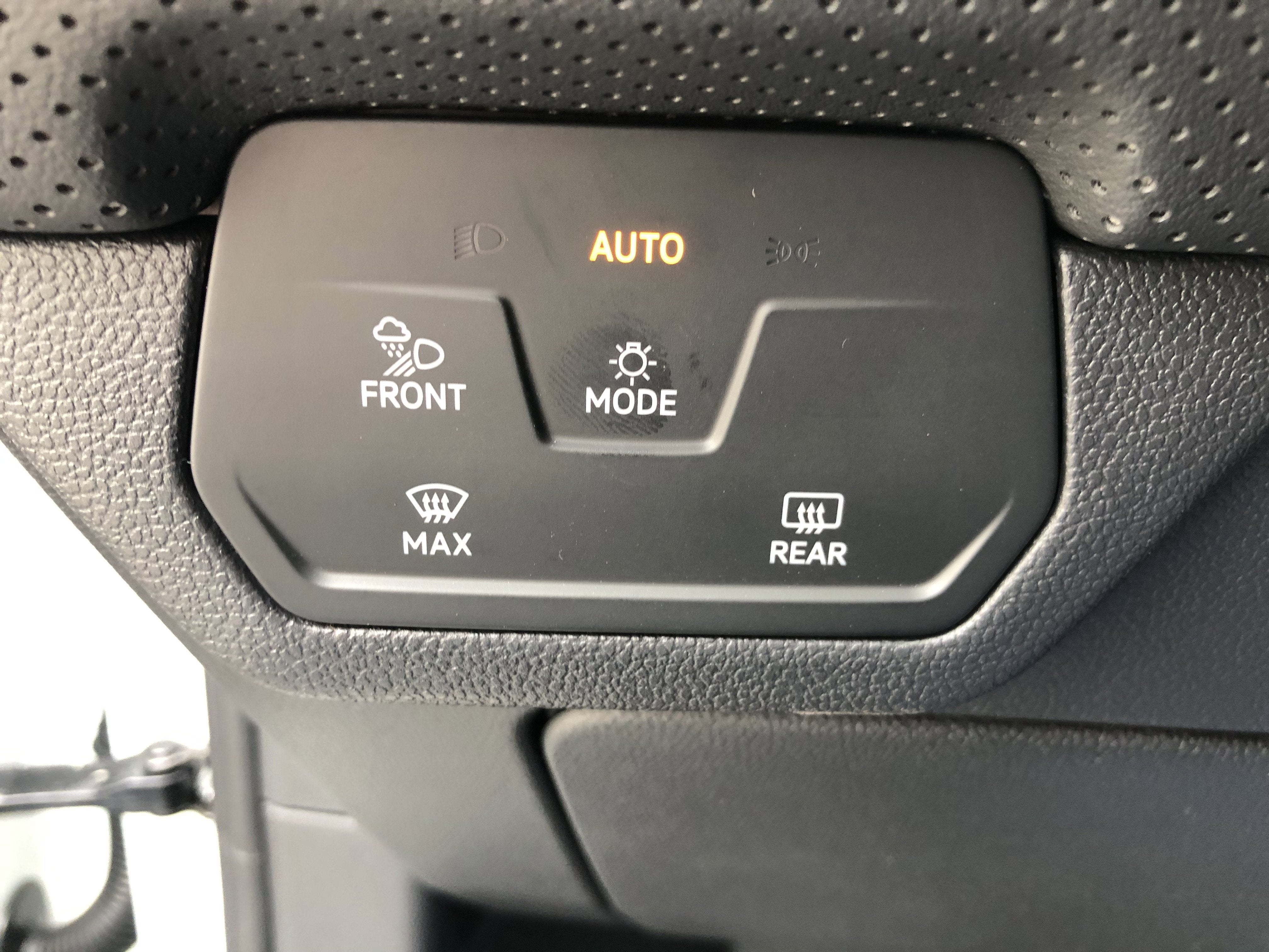 2026 Volkswagen Atlas 2.0T SE w/Technology w/captains chairs and black wheel package