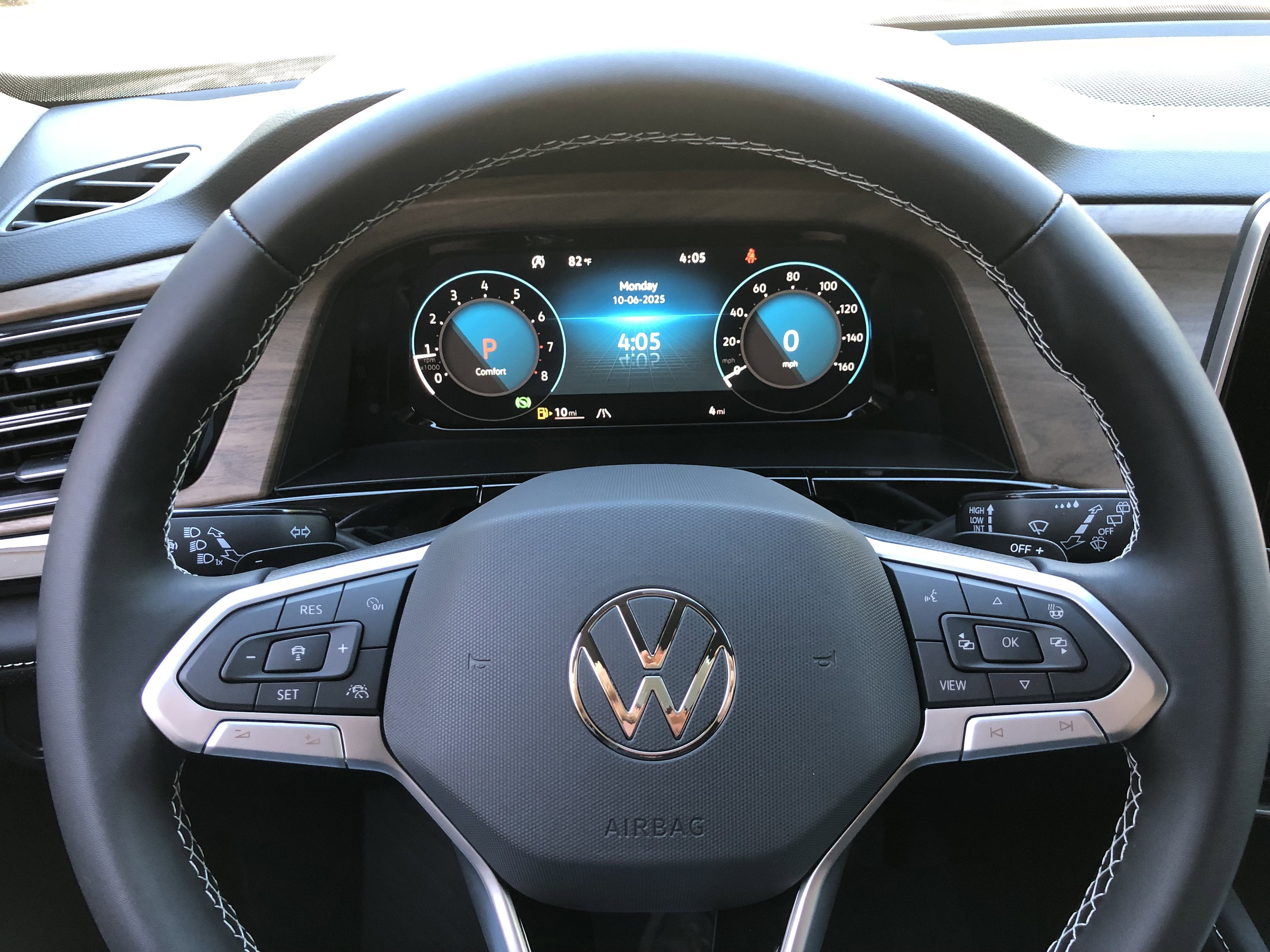 2026 Volkswagen Atlas 2.0T SE w/Technology w/black wheel package