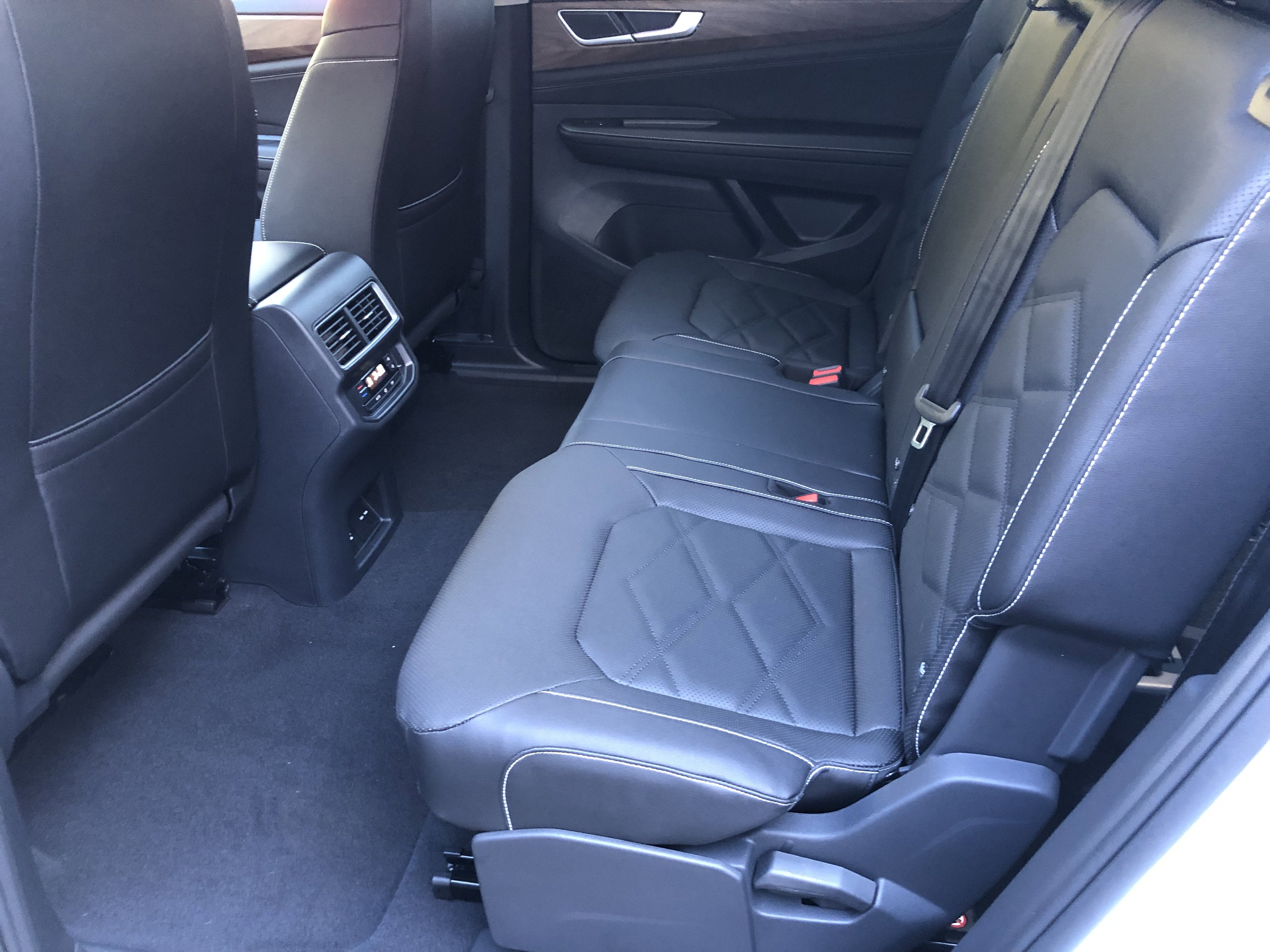 2026 Volkswagen Atlas 2.0T SE w/Technology w/black wheel package