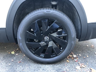 2026 Volkswagen Atlas 2.0T SE w/Technology w/black wheel package