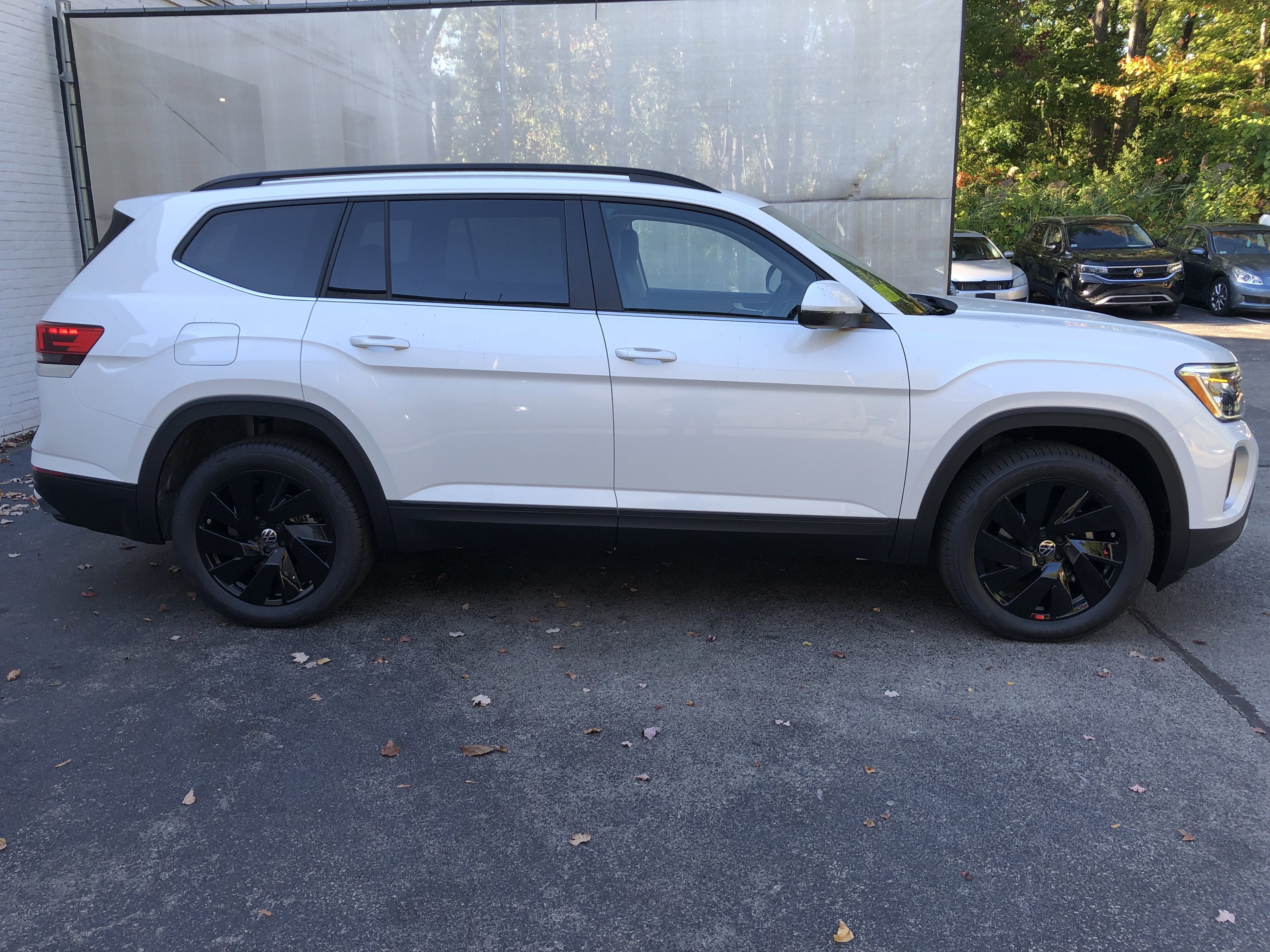 2026 Volkswagen Atlas 2.0T SE w/Technology w/black wheel package