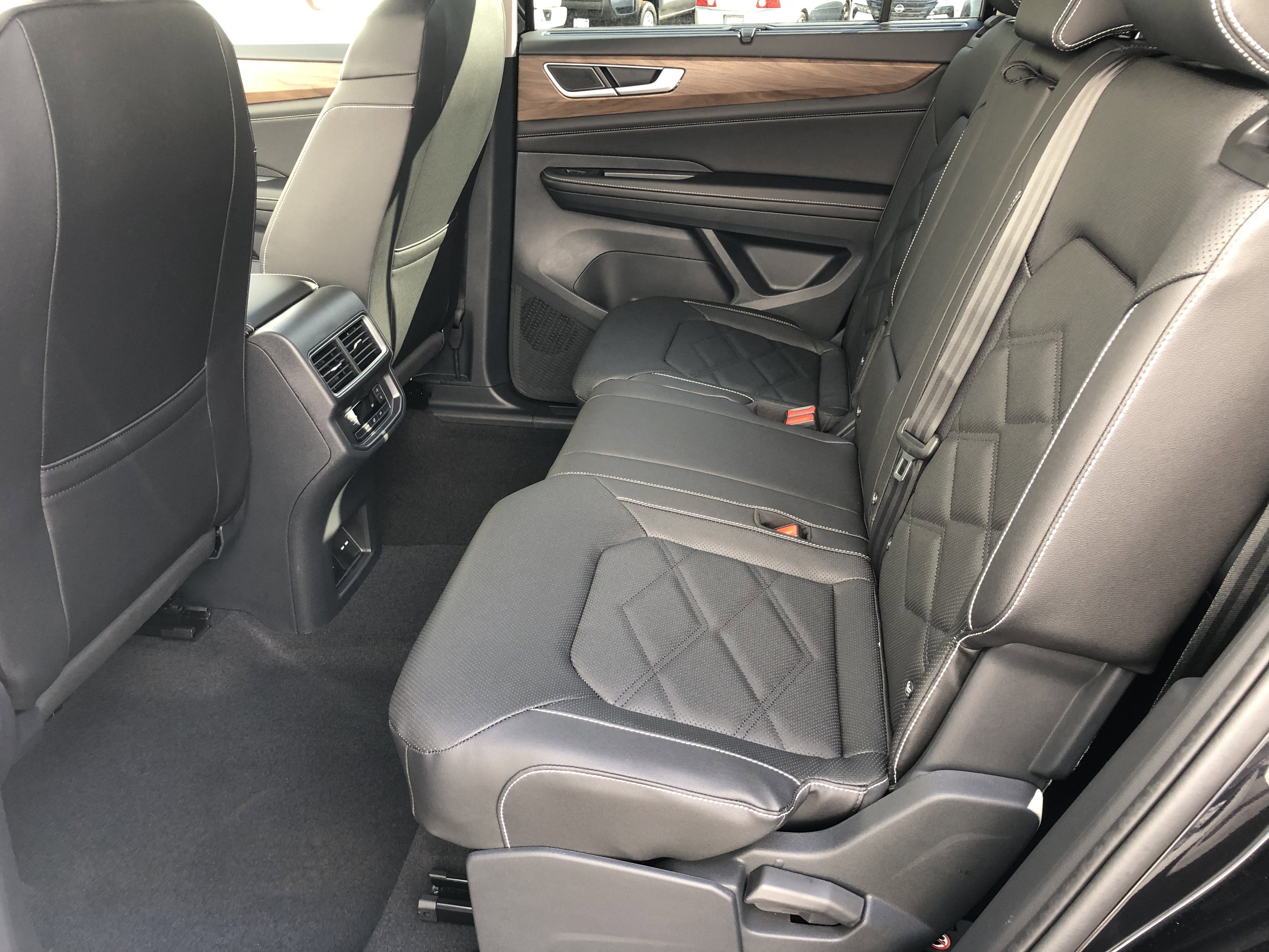 2026 Volkswagen Atlas 2.0T SE w/Technology w/black wheel package