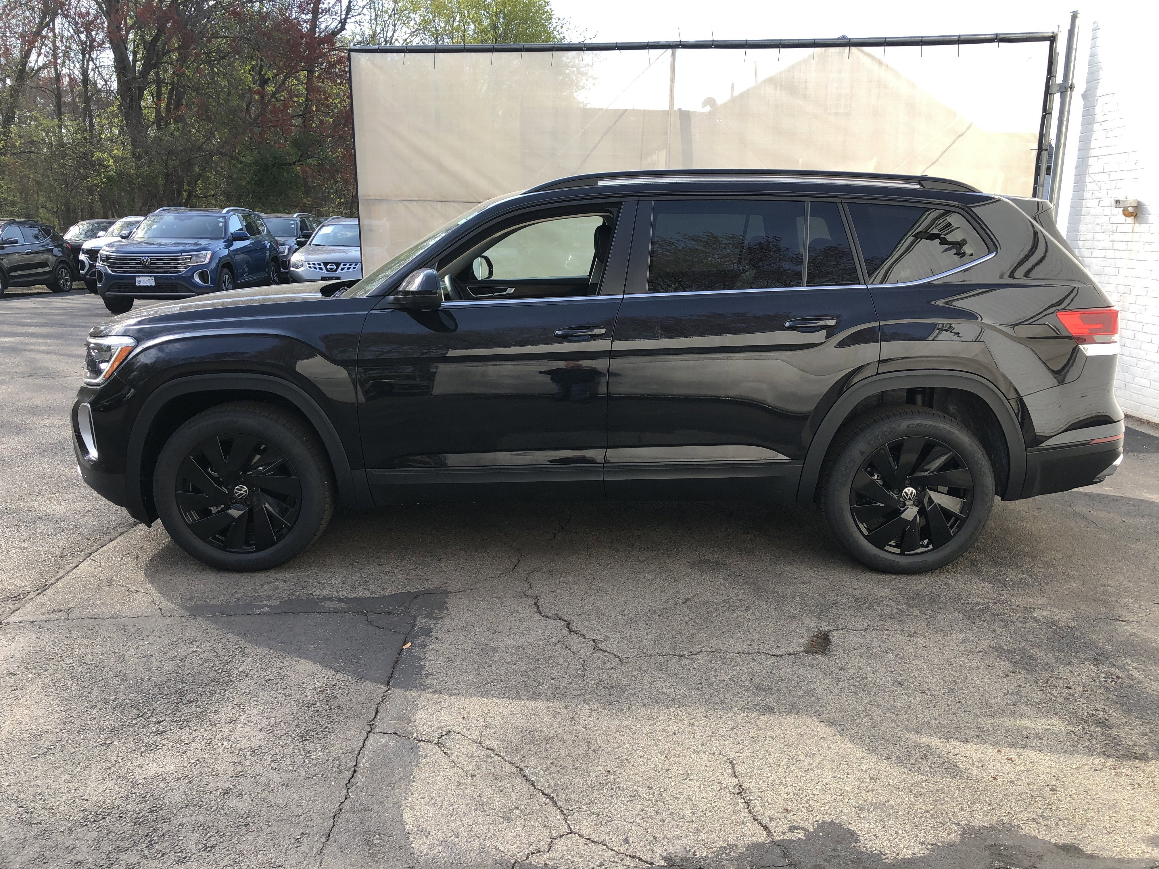 2026 Volkswagen Atlas 2.0T SE w/Technology w/black wheel package