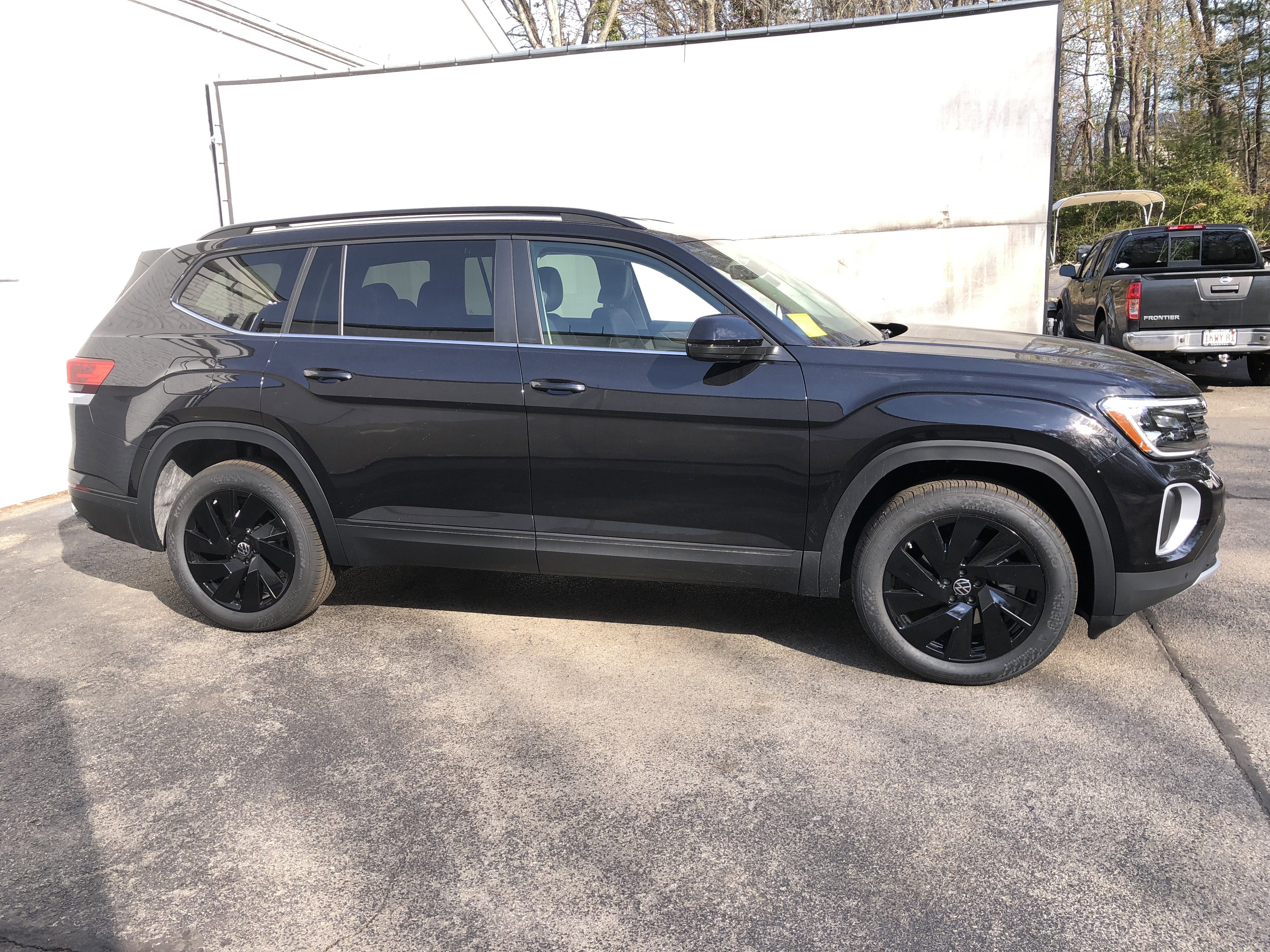 2026 Volkswagen Atlas 2.0T SE w/Technology w/black wheel package