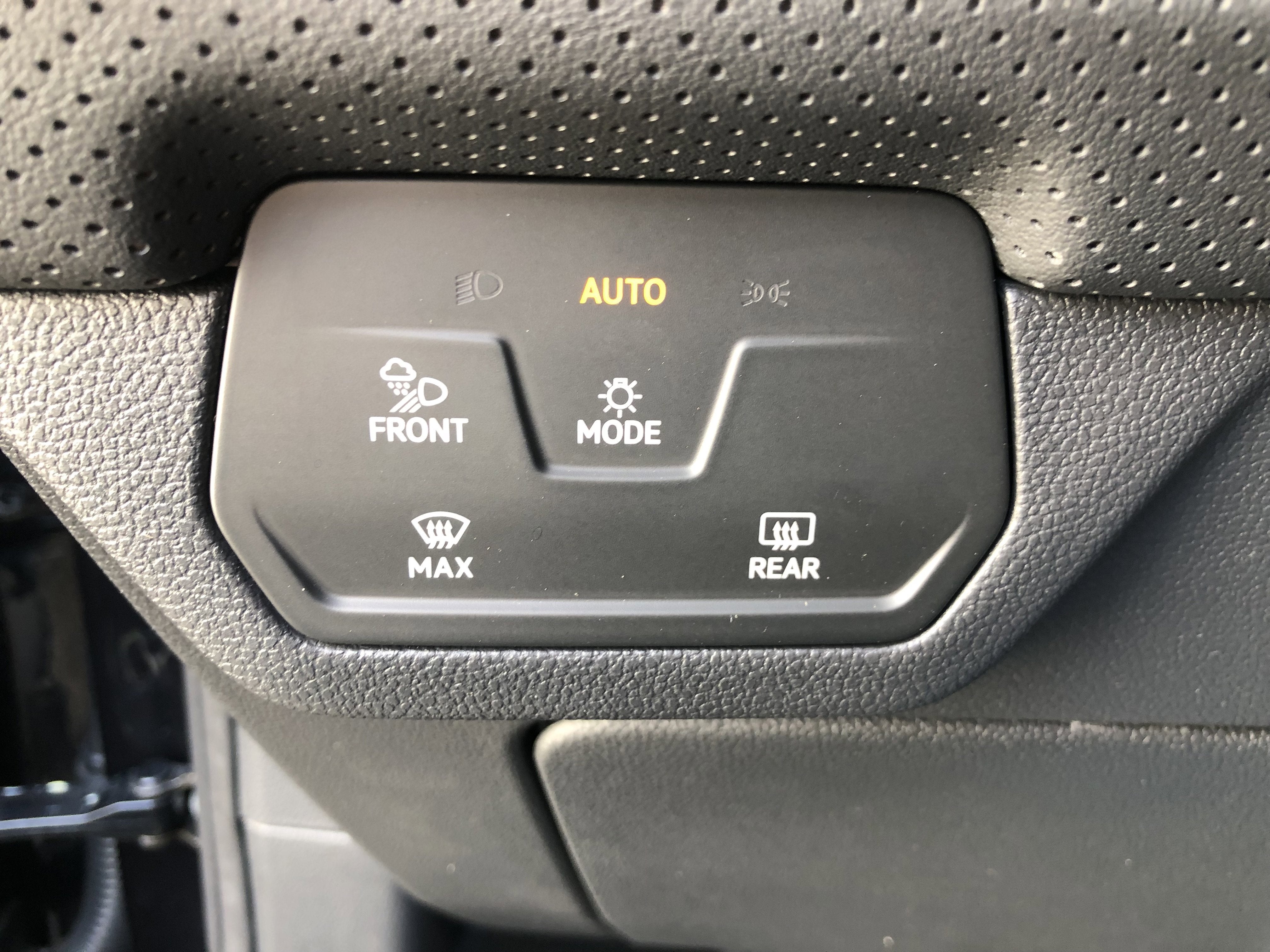 2026 Volkswagen Atlas 2.0T SE w/Technology w/black wheel package