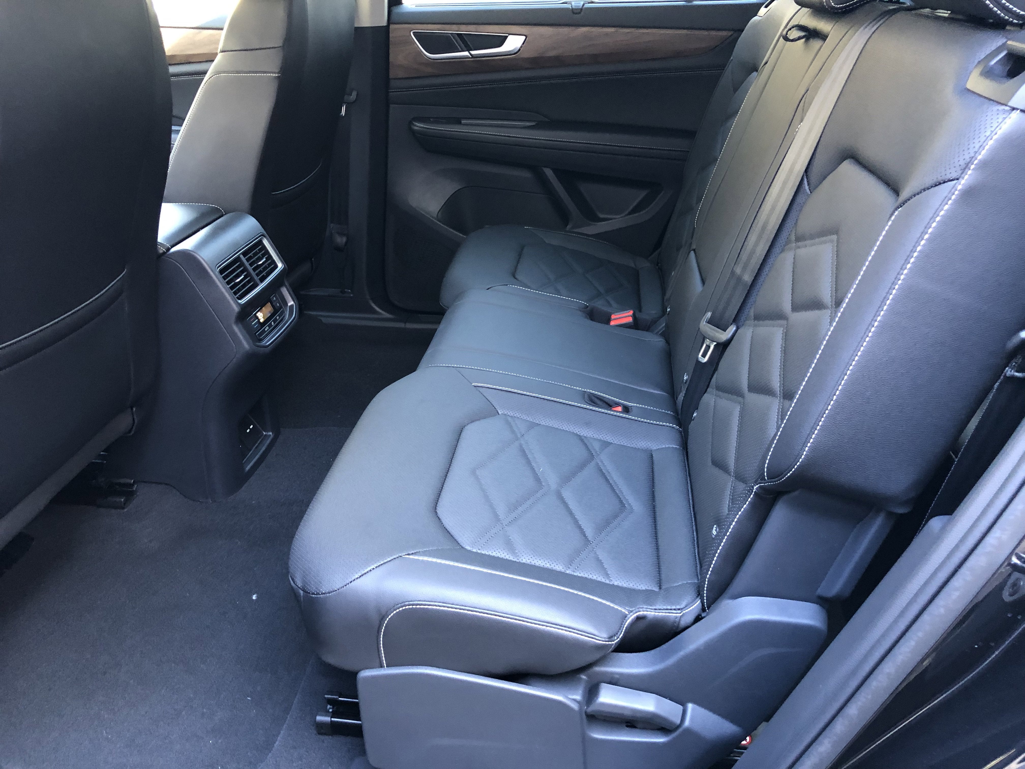 2026 Volkswagen Atlas 2.0T SE w/Technology w/black wheel package
