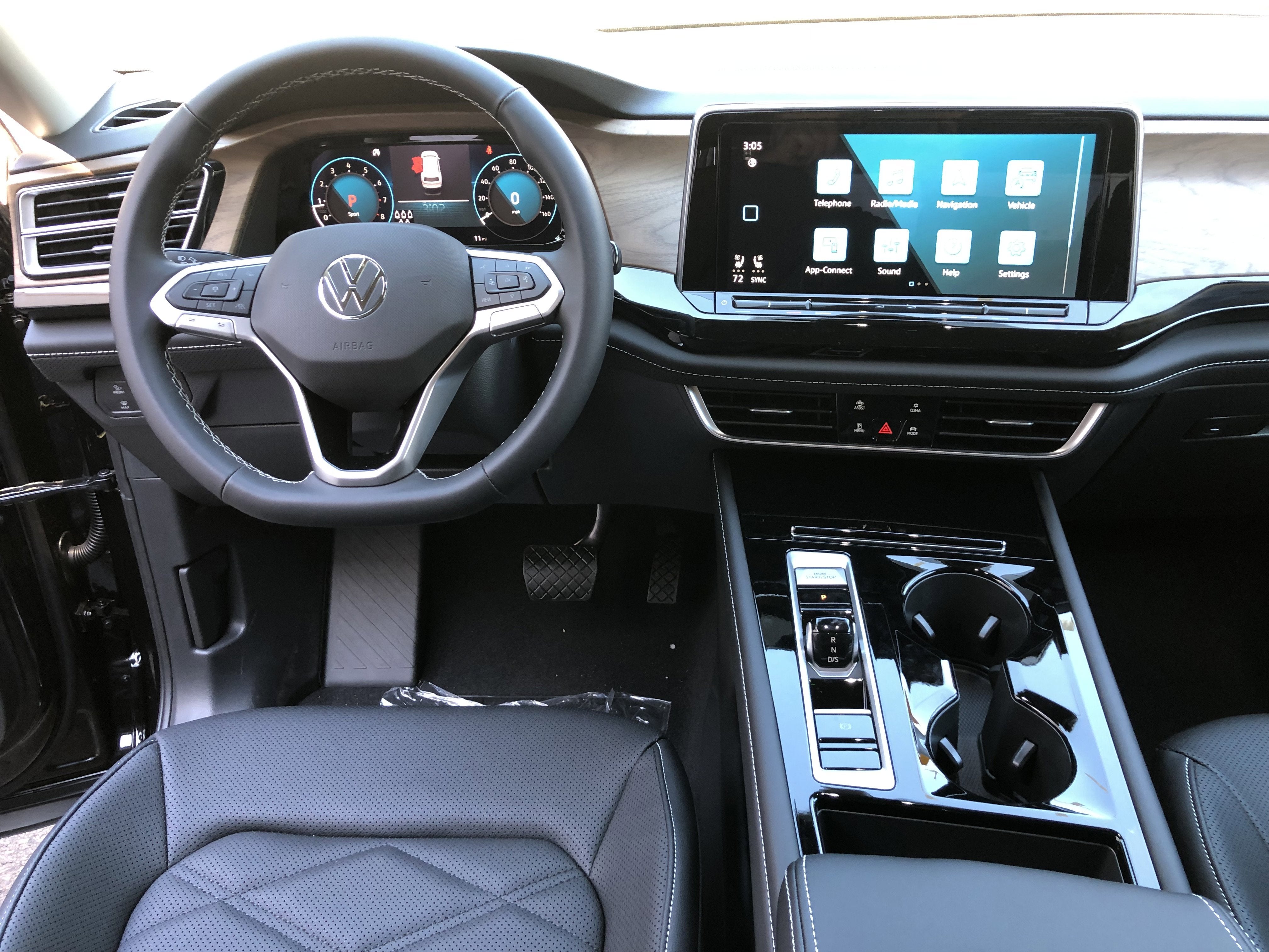 2026 Volkswagen Atlas 2.0T SE w/Technology w/black wheel package