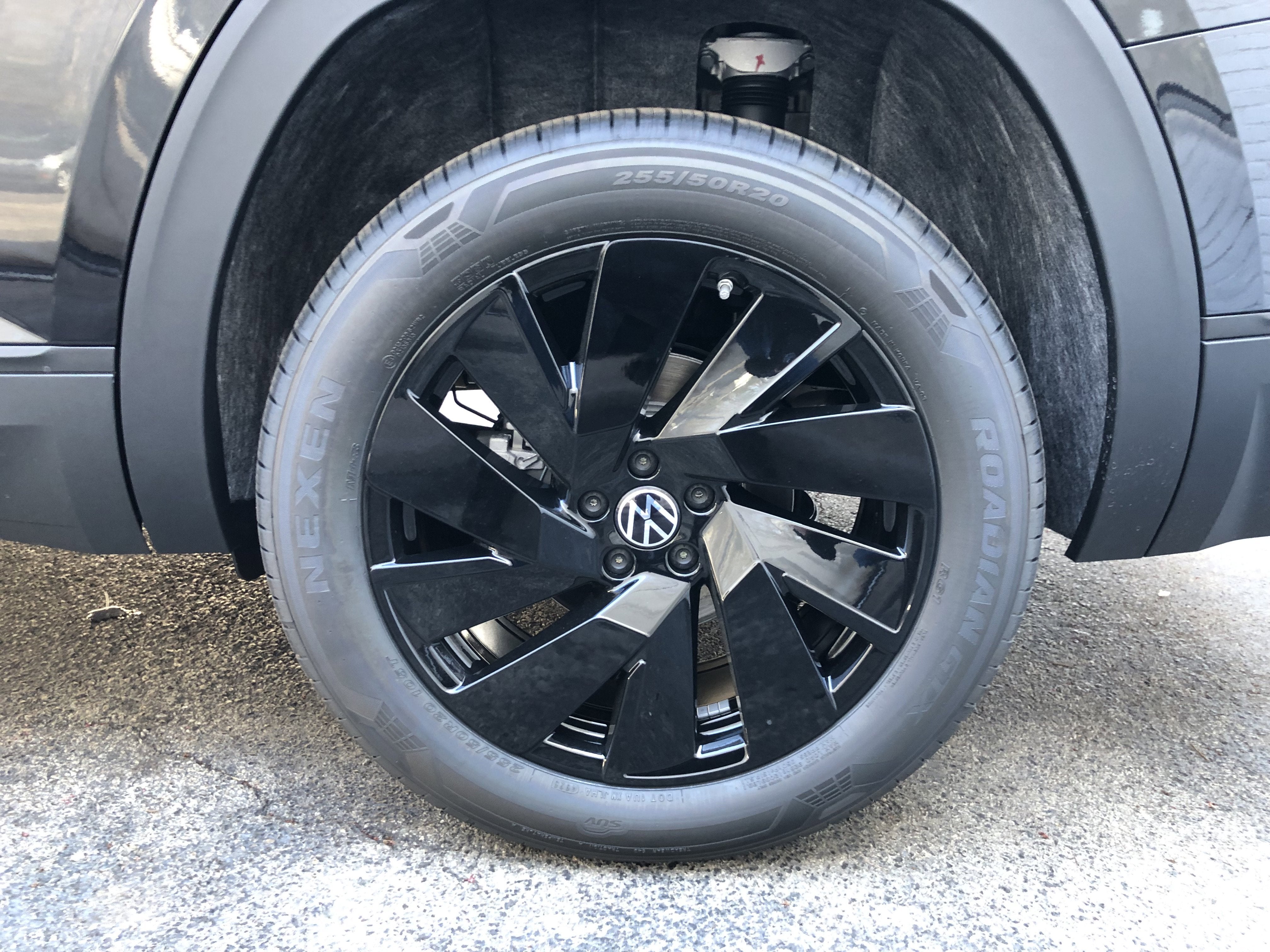 2026 Volkswagen Atlas 2.0T SE w/Technology w/black wheel package