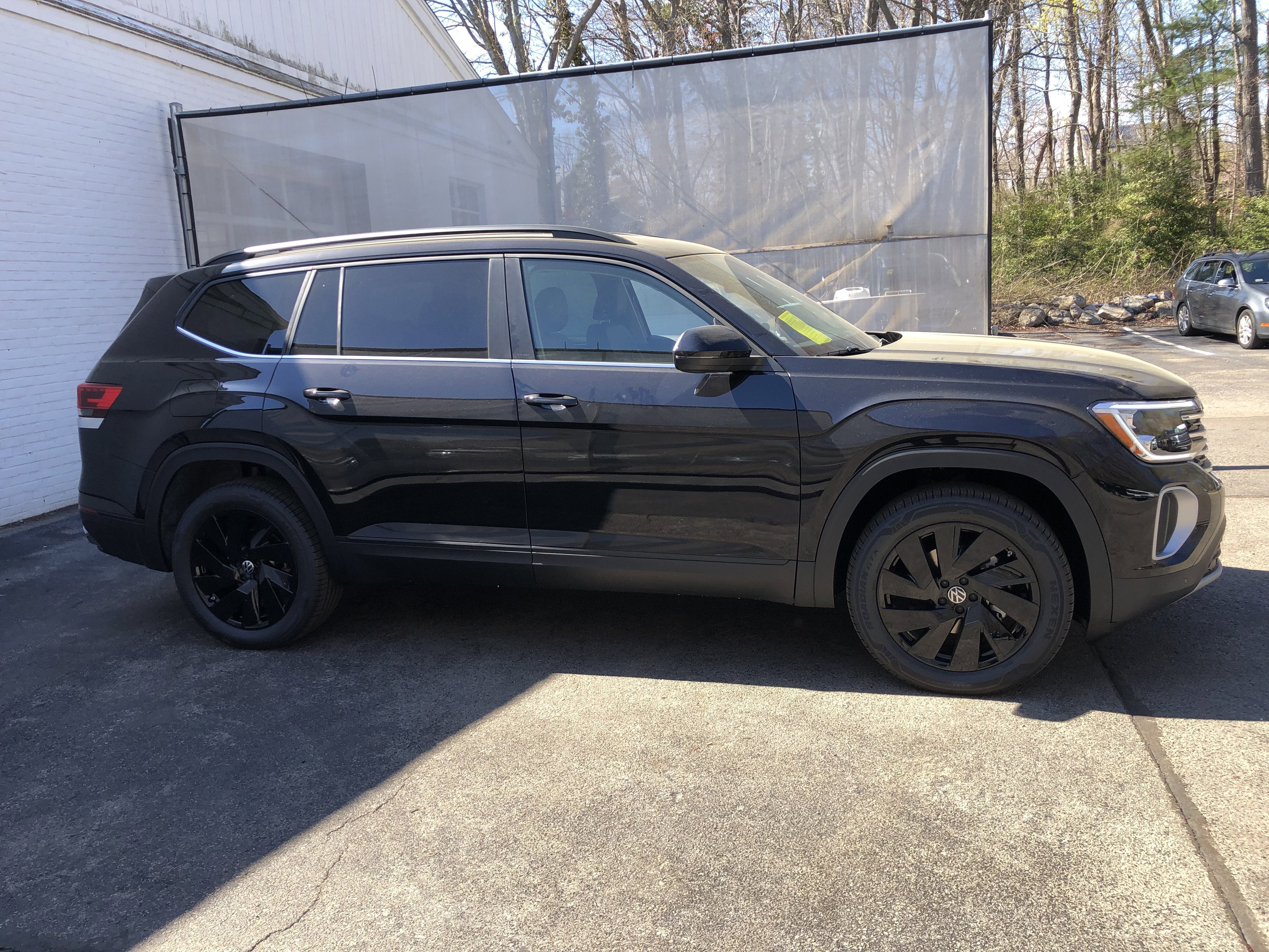 2026 Volkswagen Atlas 2.0T SE w/Technology w/black wheel package