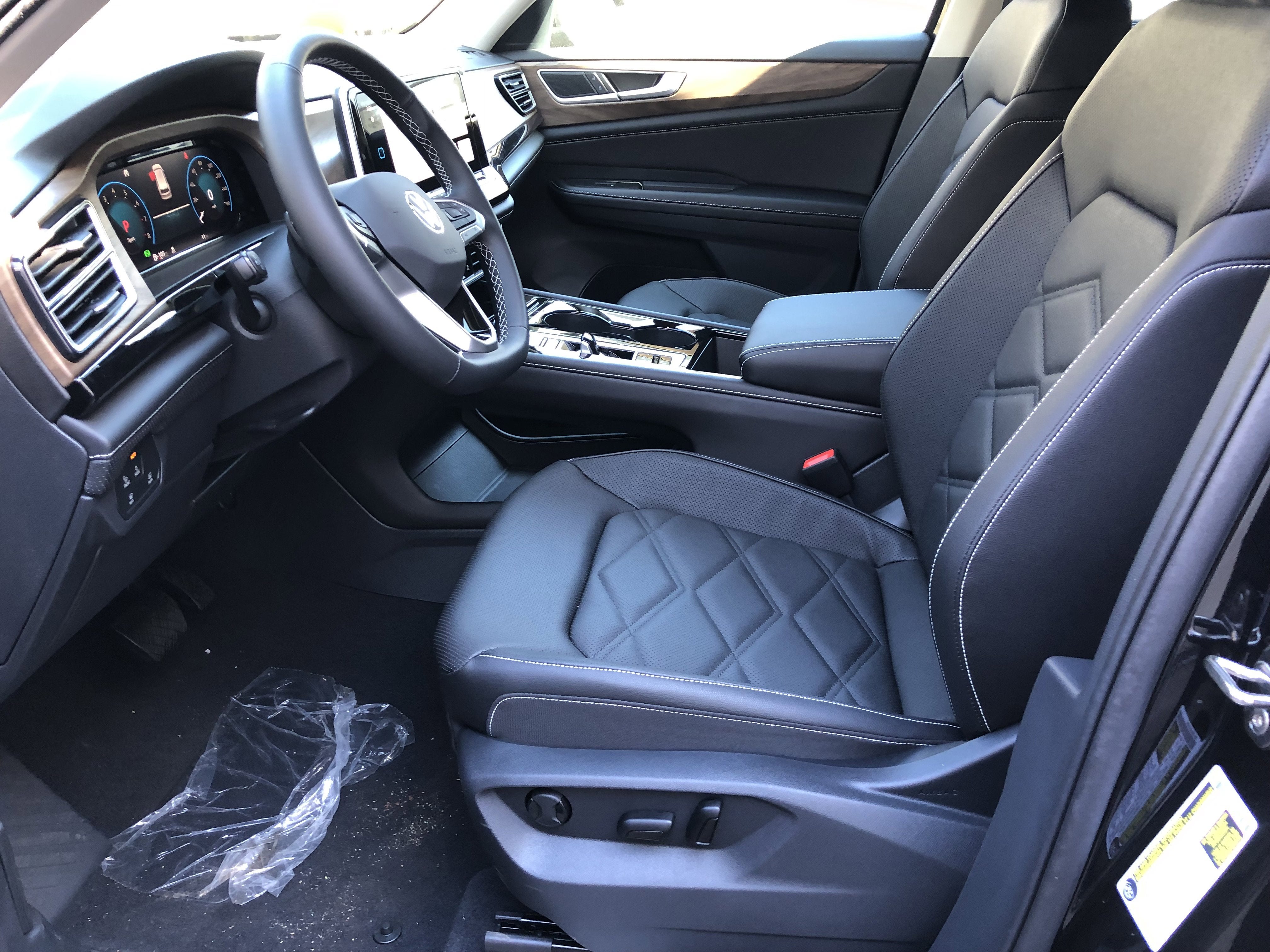 2026 Volkswagen Atlas 2.0T SE w/Technology w/black wheel package