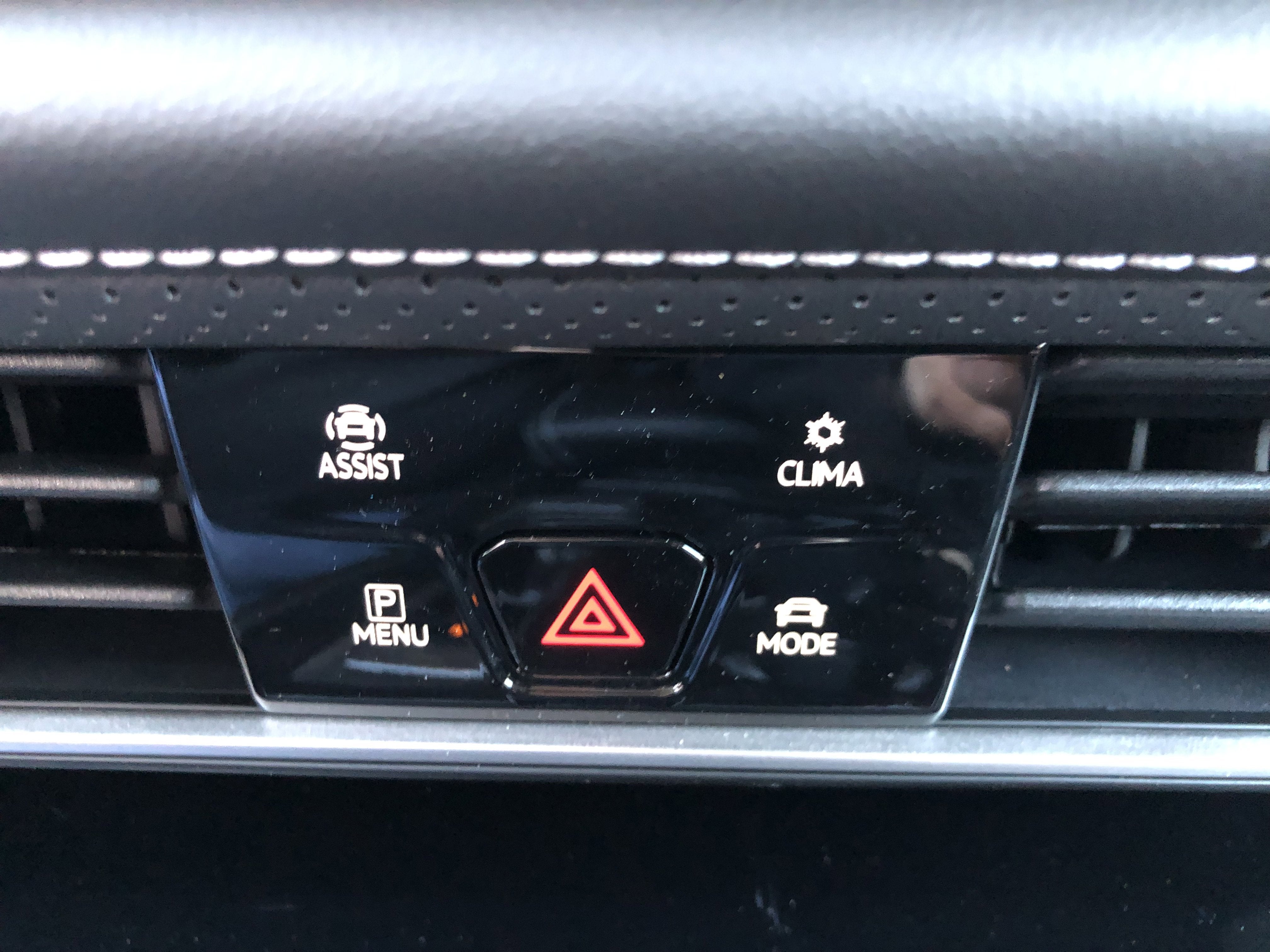 2026 Volkswagen Atlas 2.0T SE w/Technology w/captains chairs